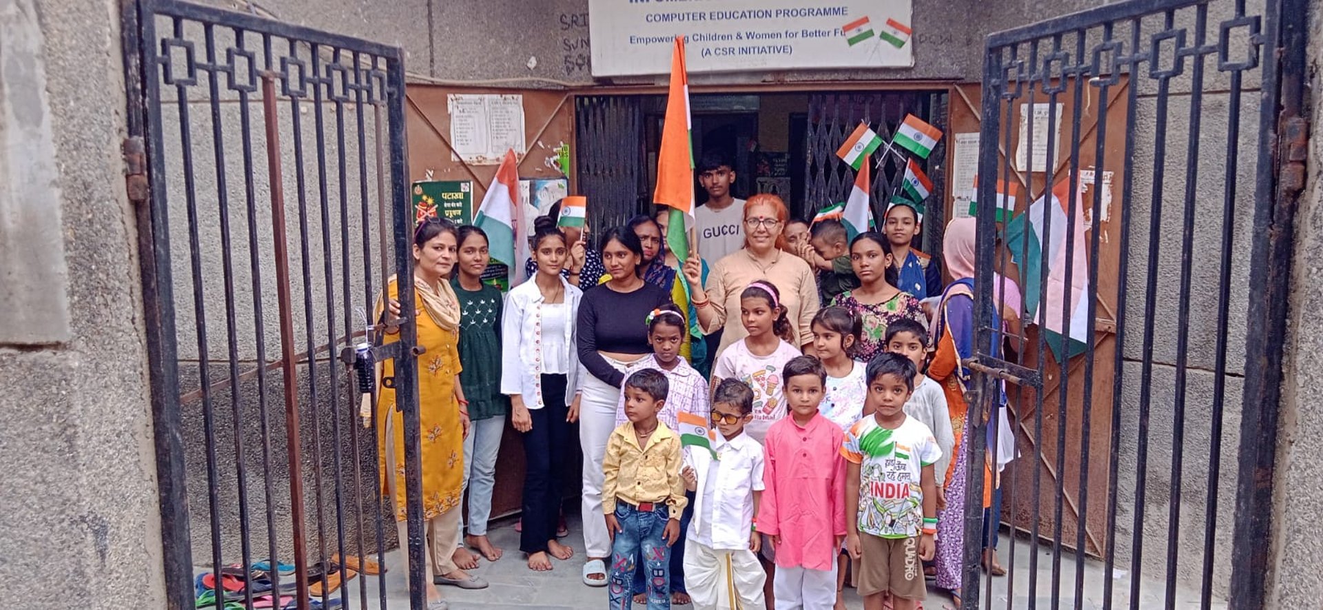 gray computer monitor