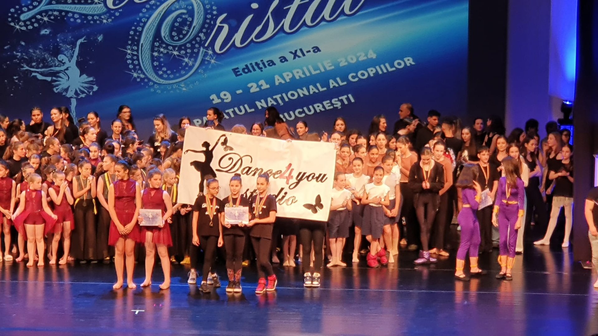 gray computer monitor