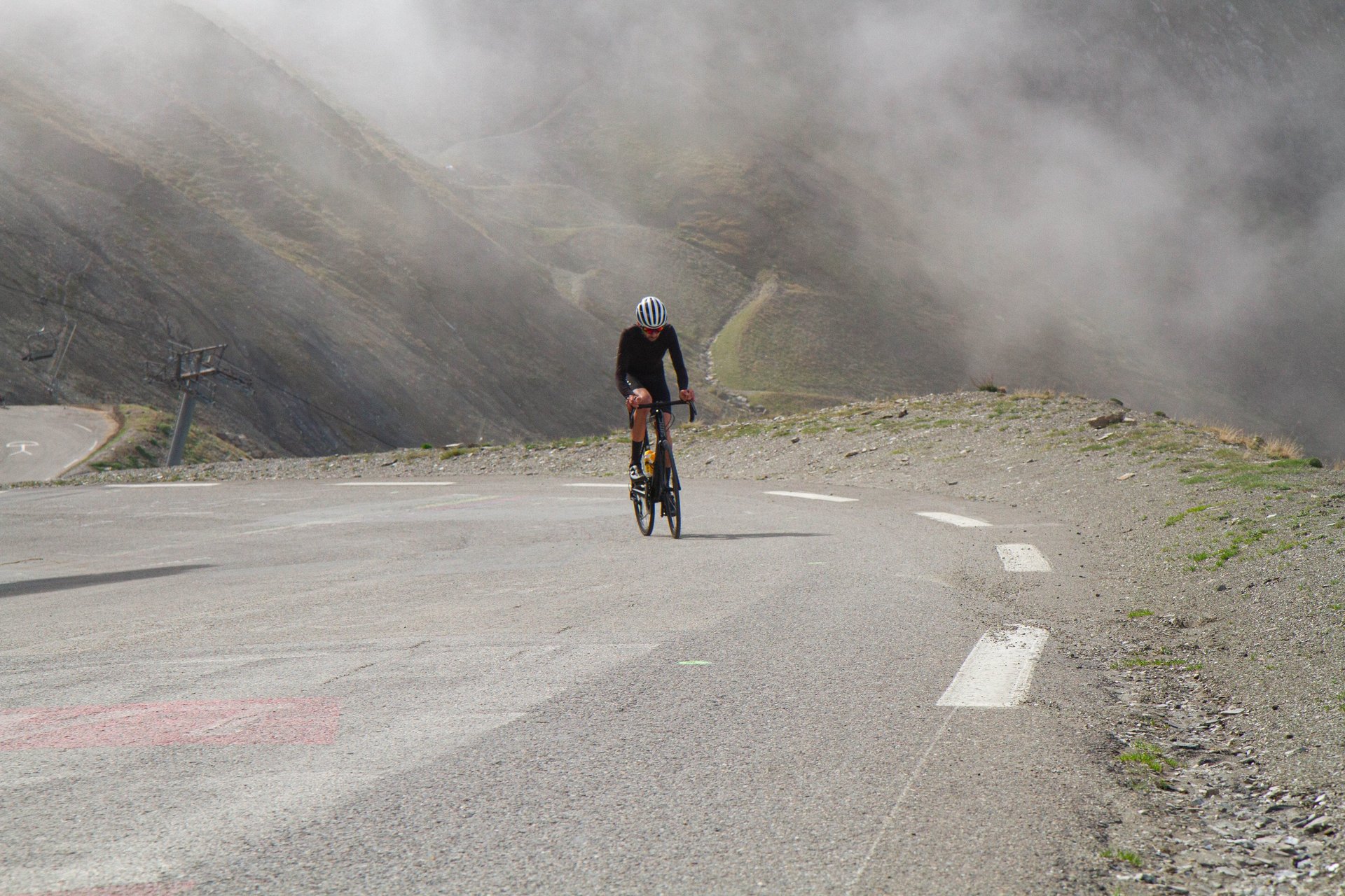 gray computer monitor