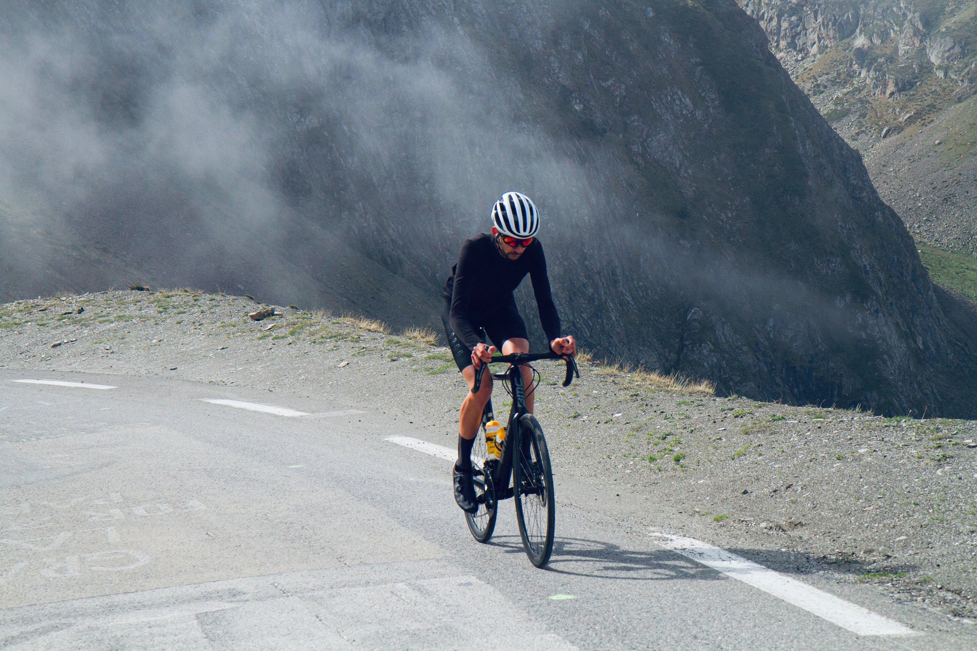 black and white bed linen