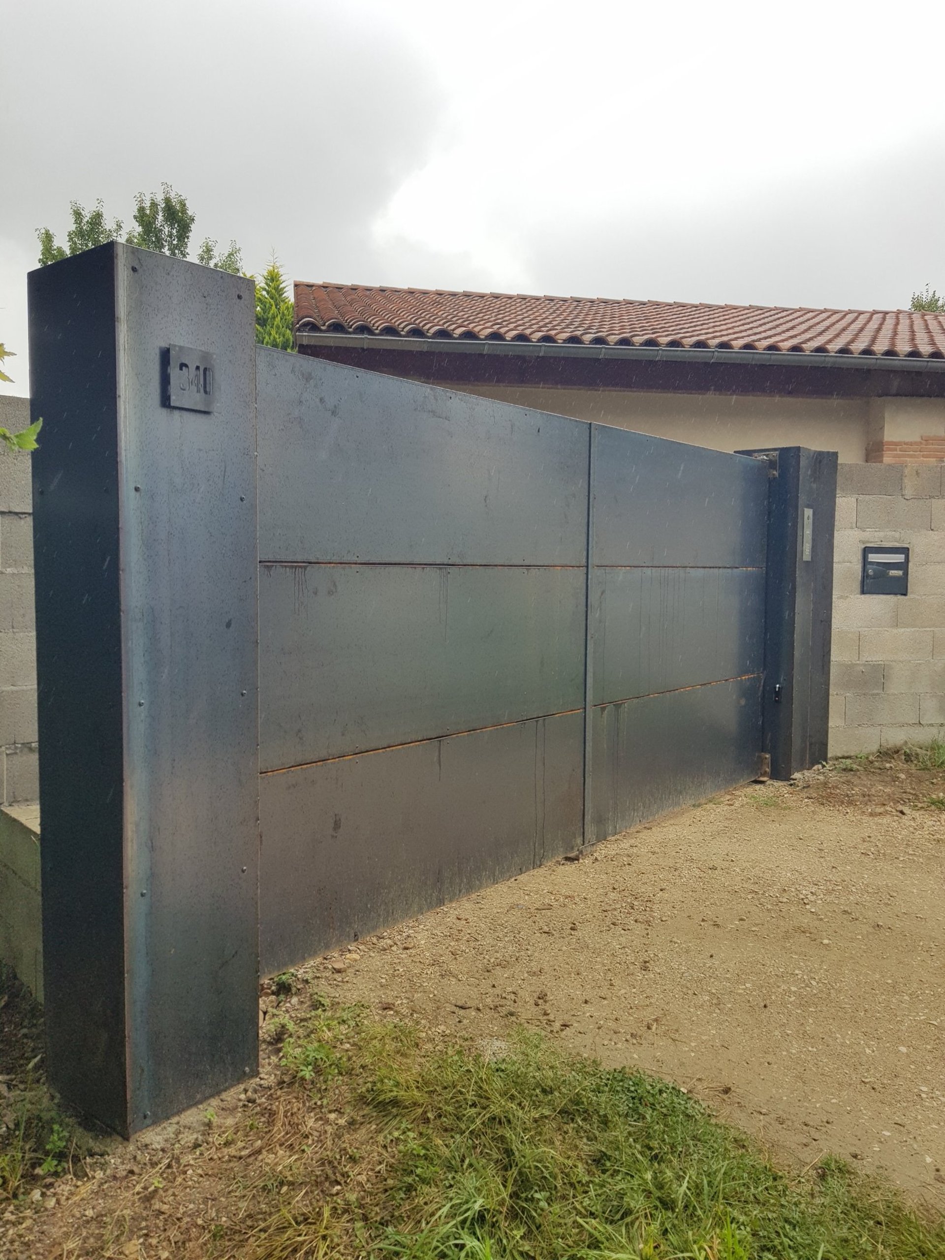 gray computer monitor