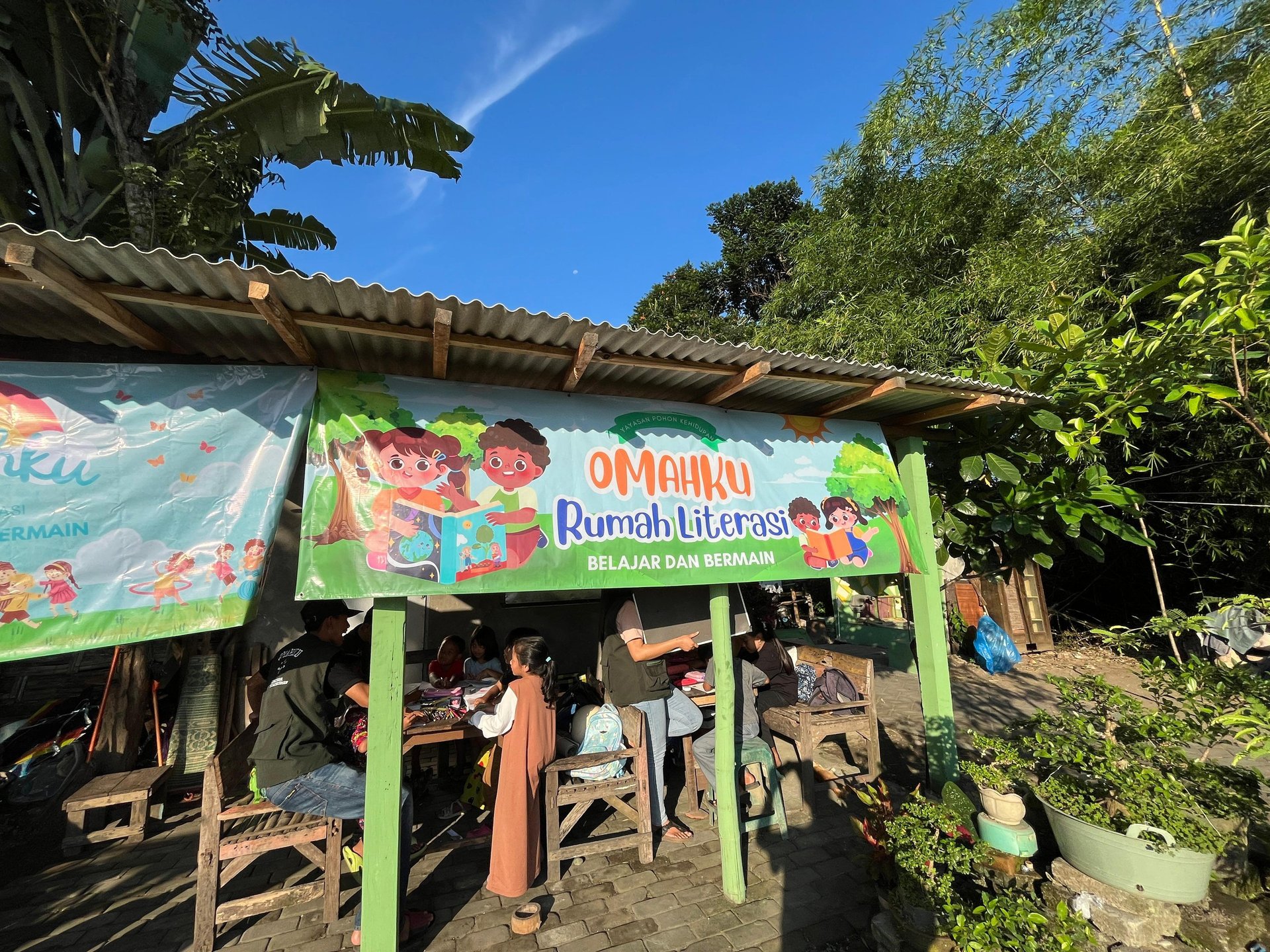 gray computer monitor