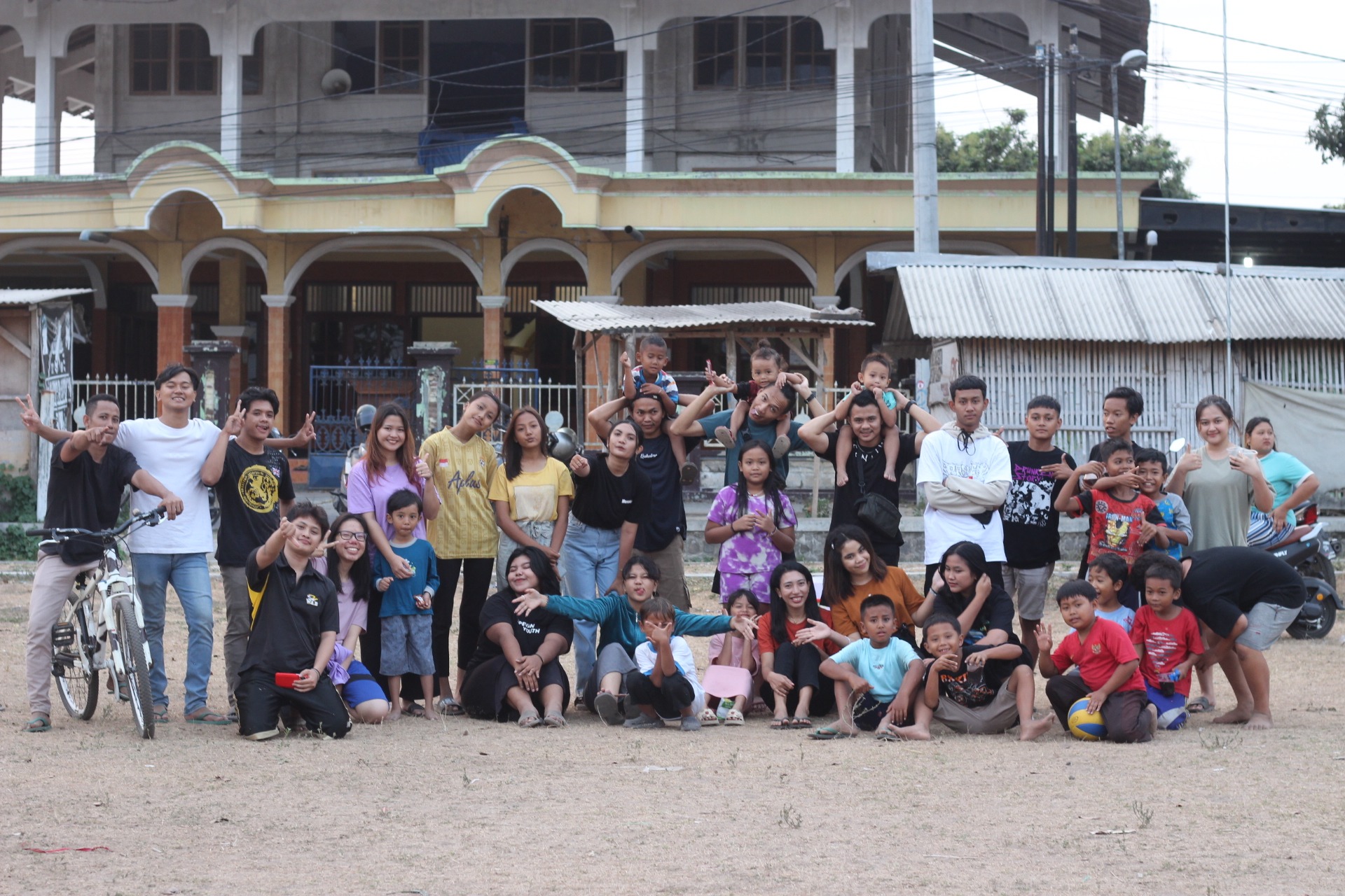 gray computer monitor