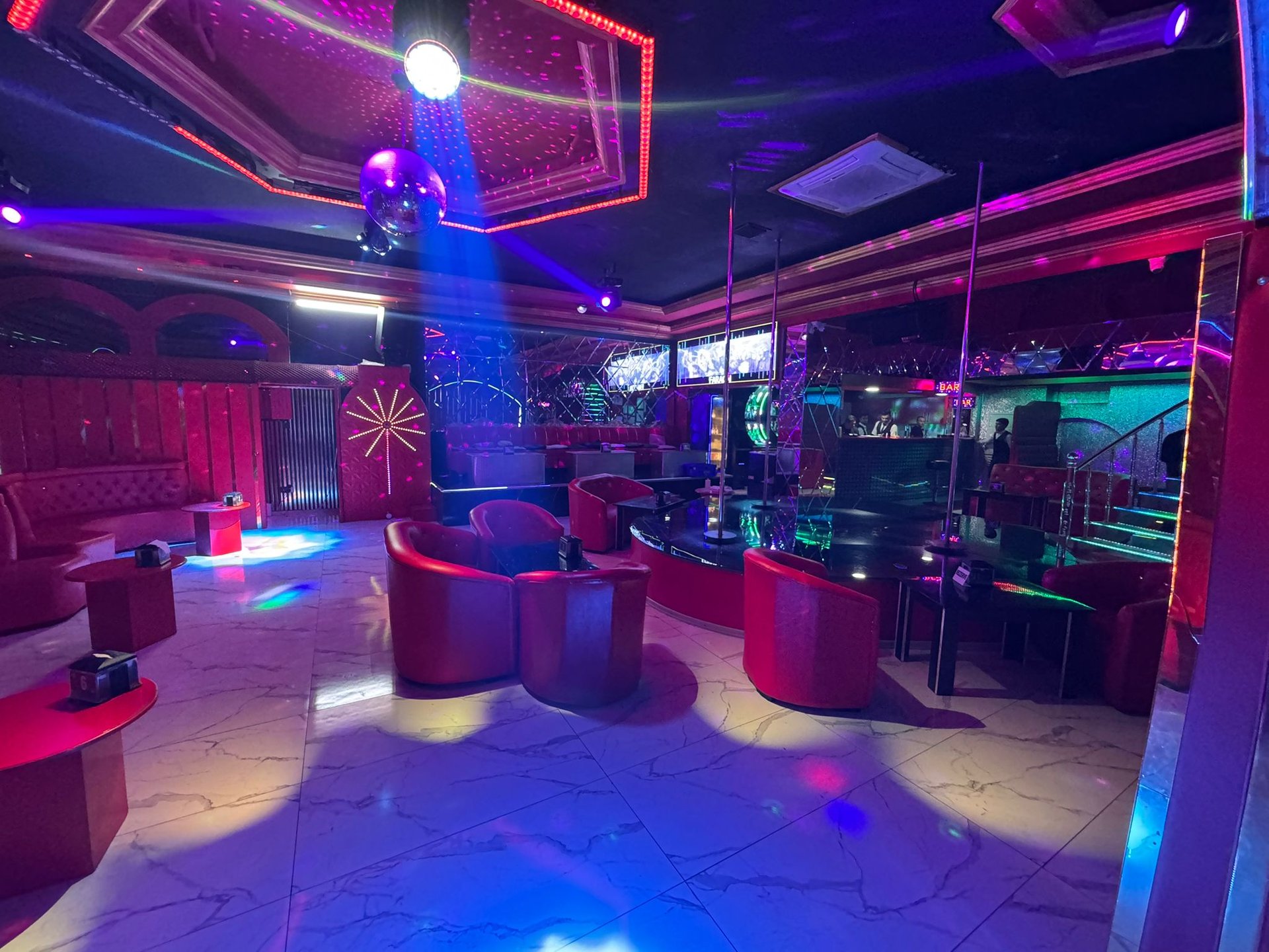 gray computer monitor