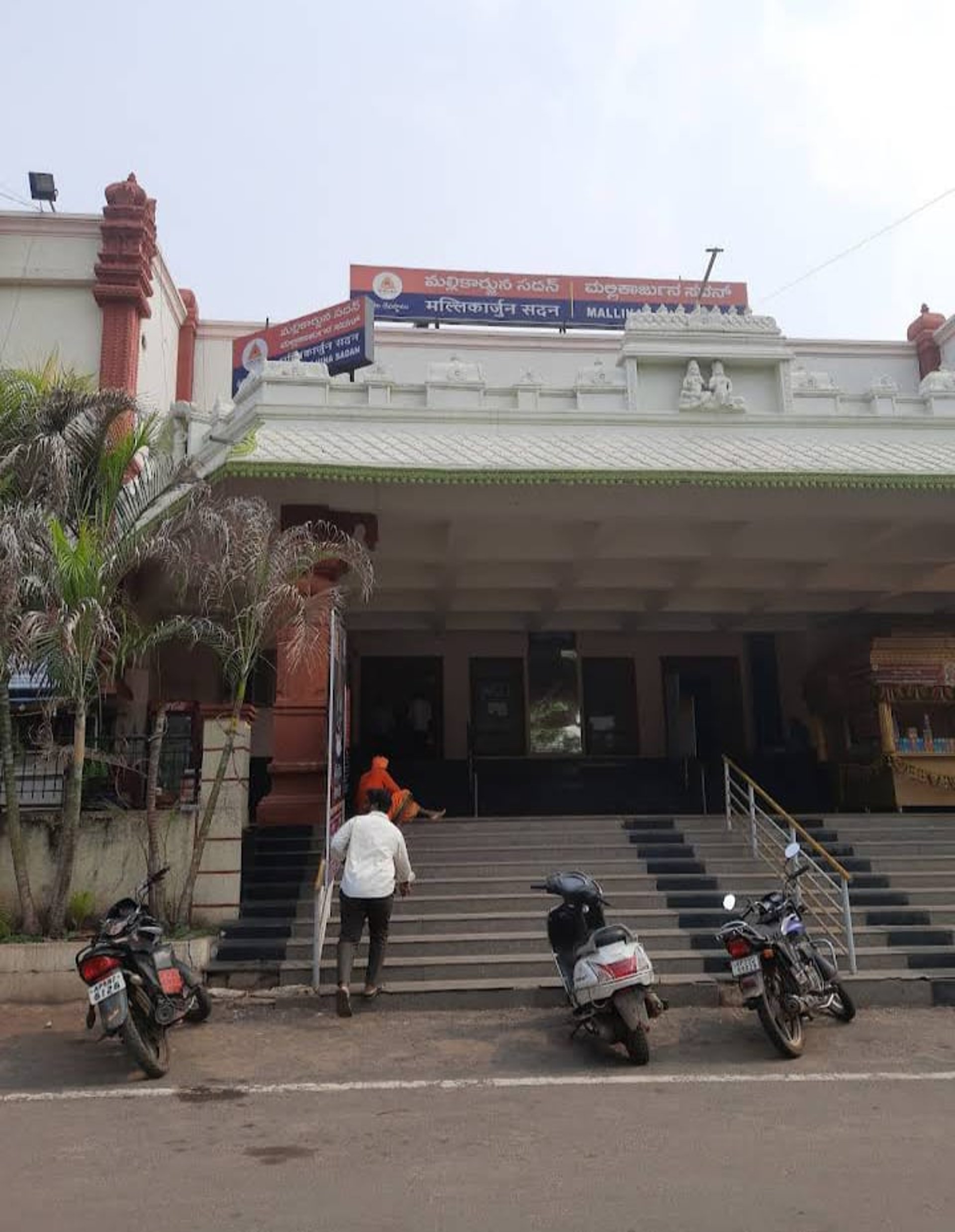 black and brown leather padded tub sofa