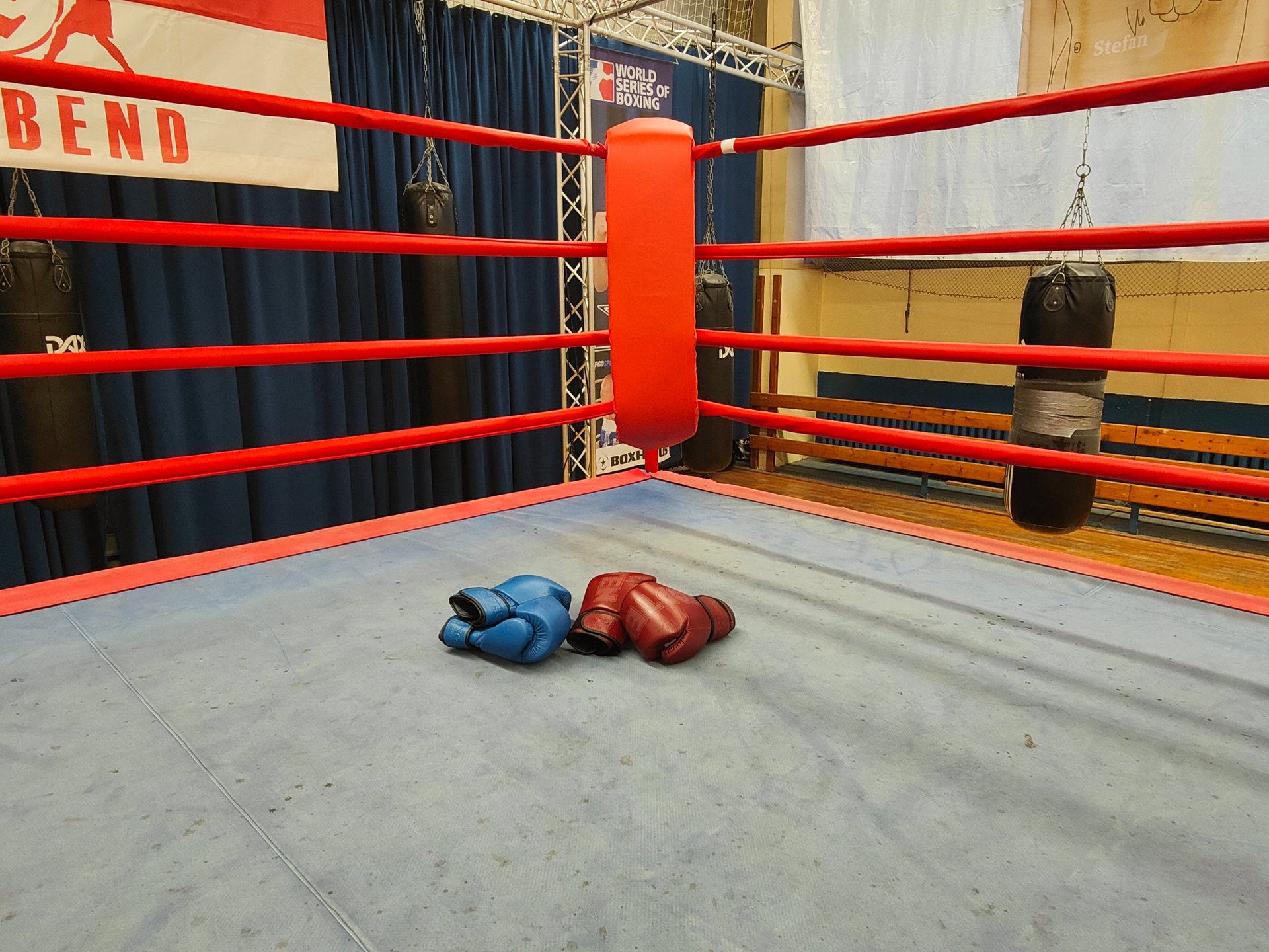 gray computer monitor