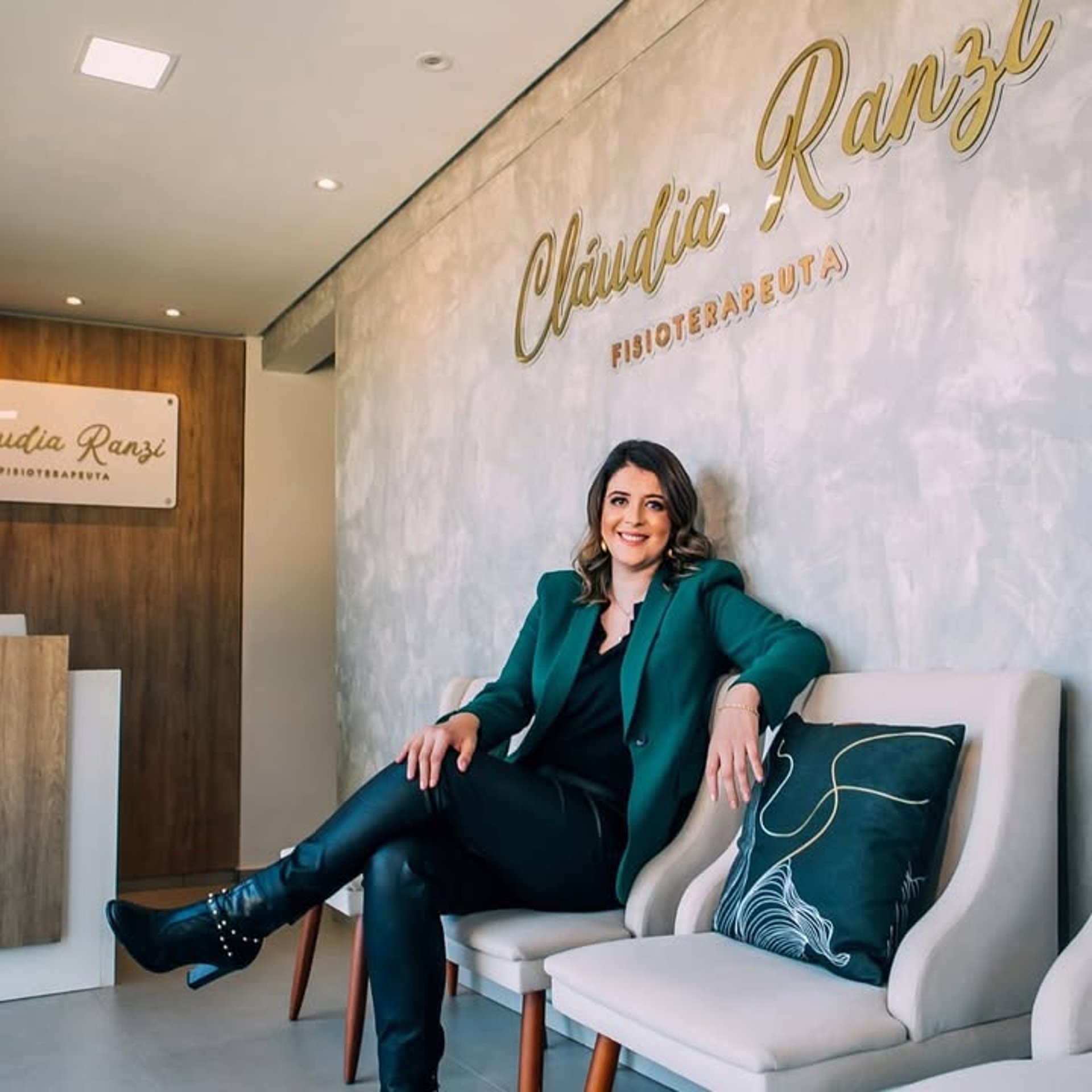 gray computer monitor