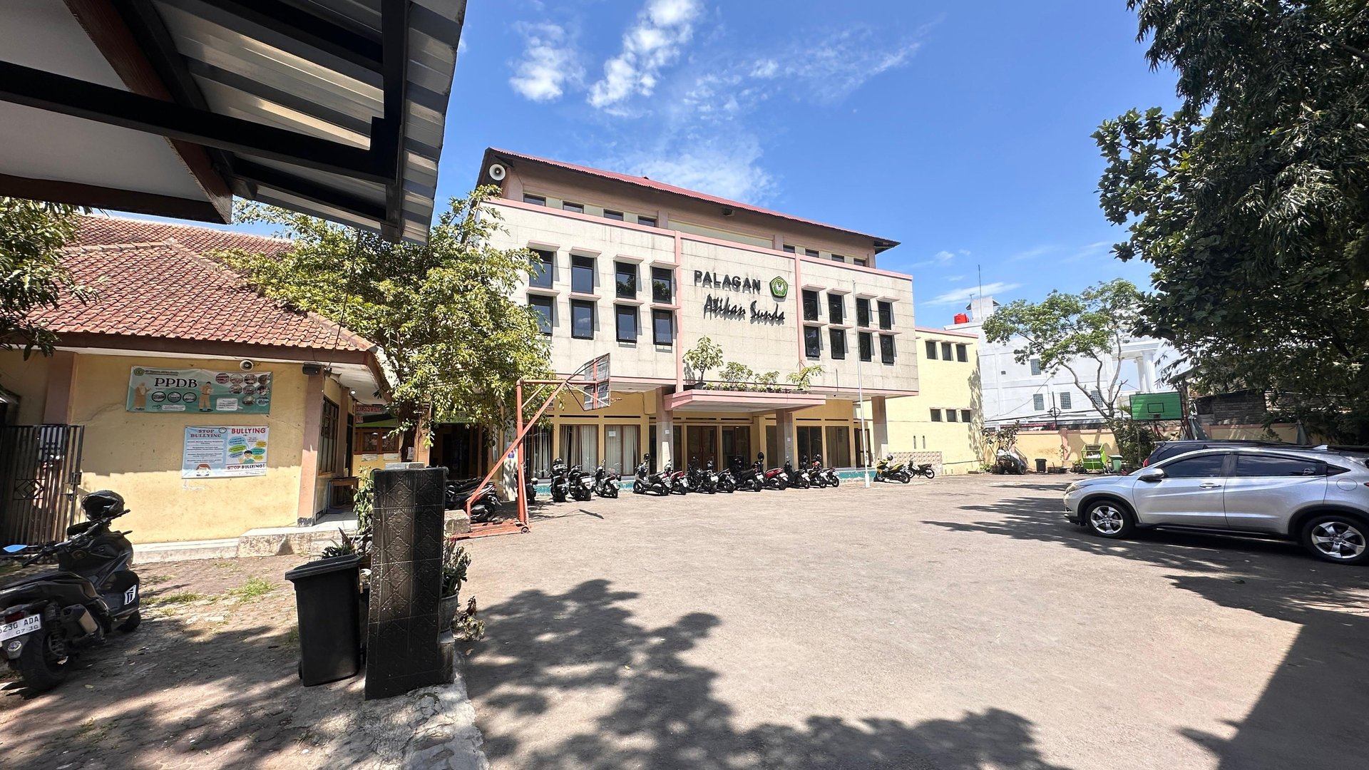 black and white bed linen