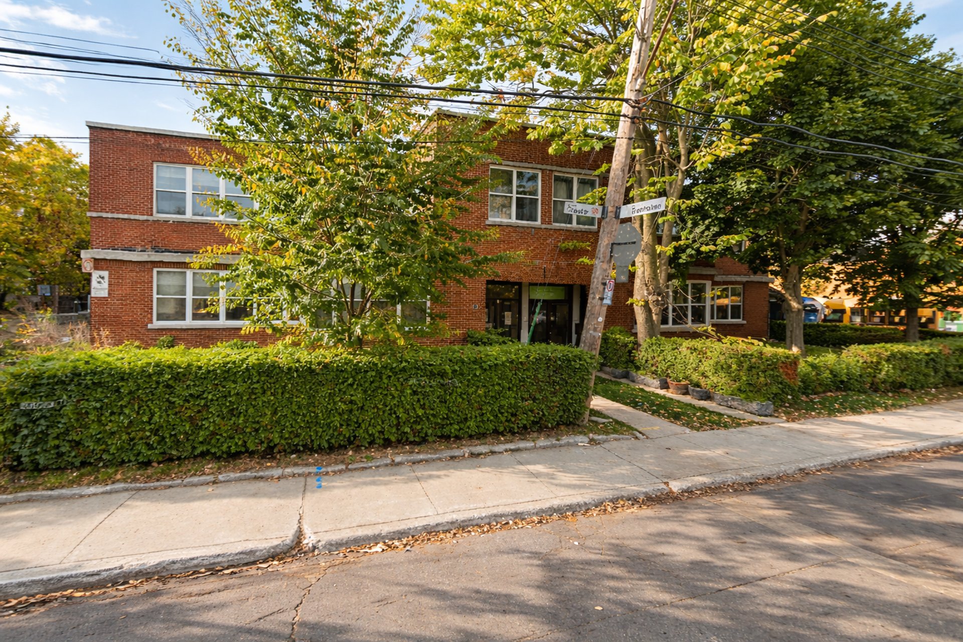 gray computer monitor