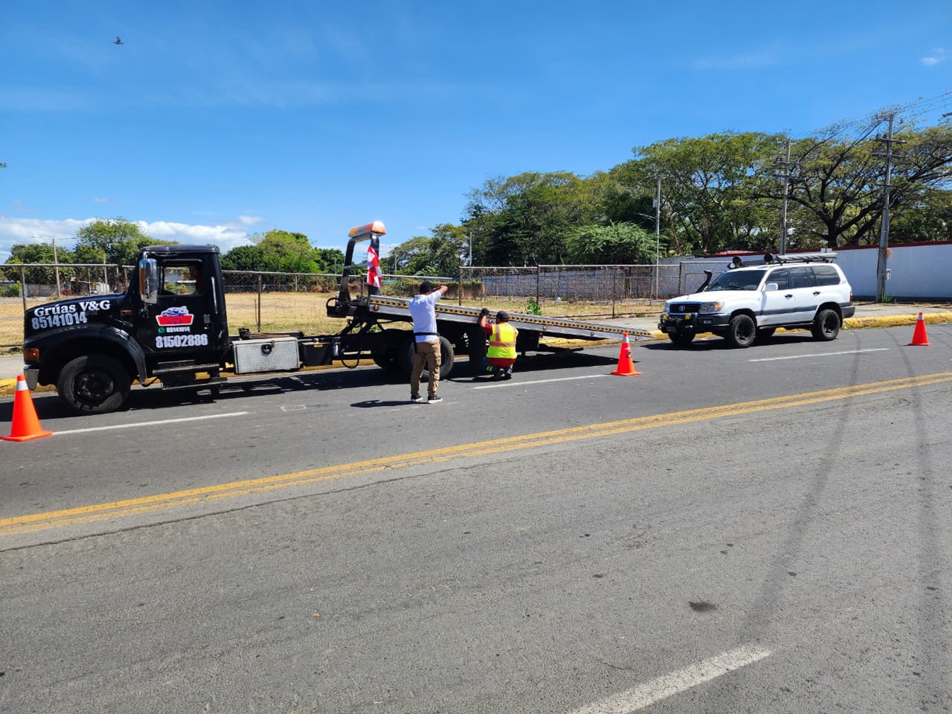 gray computer monitor