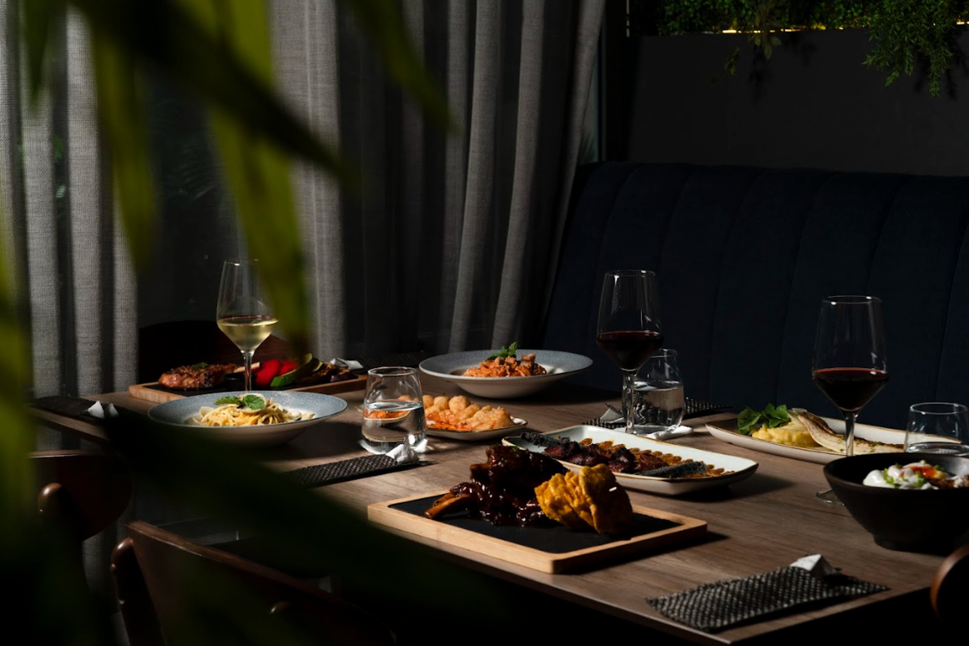 roasted ribs with sliced tomatoes and potatoes