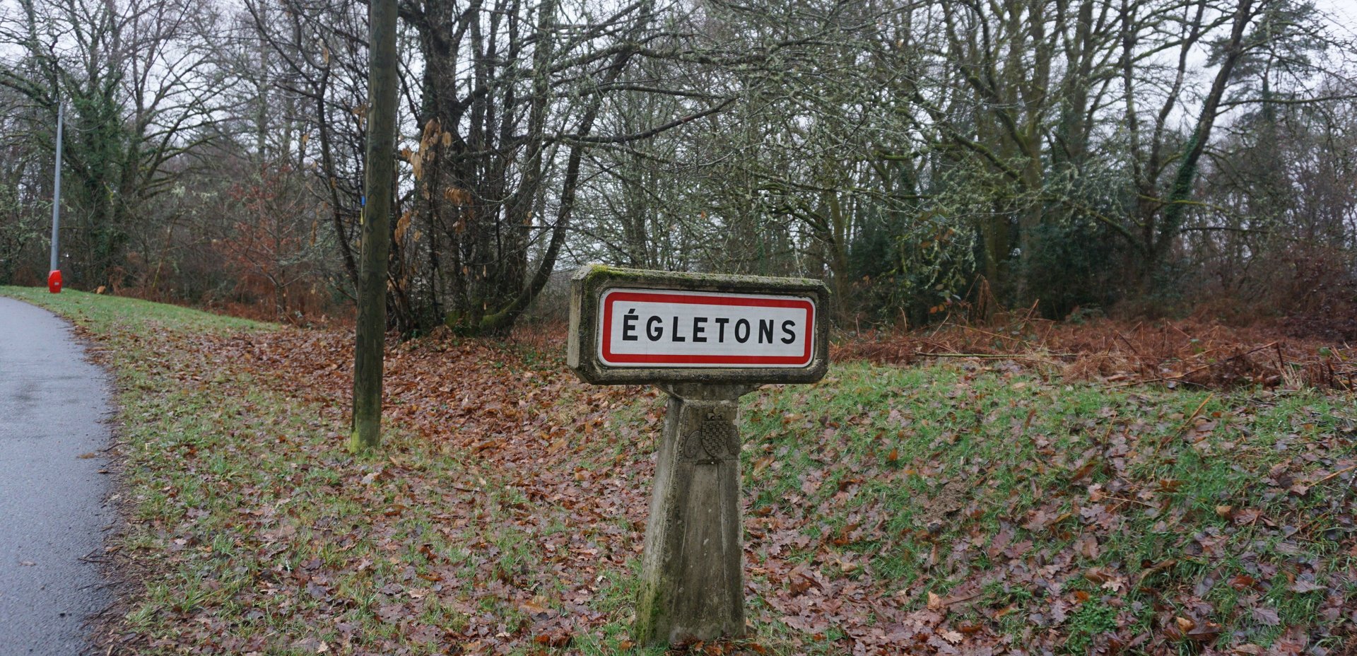 gray computer monitor