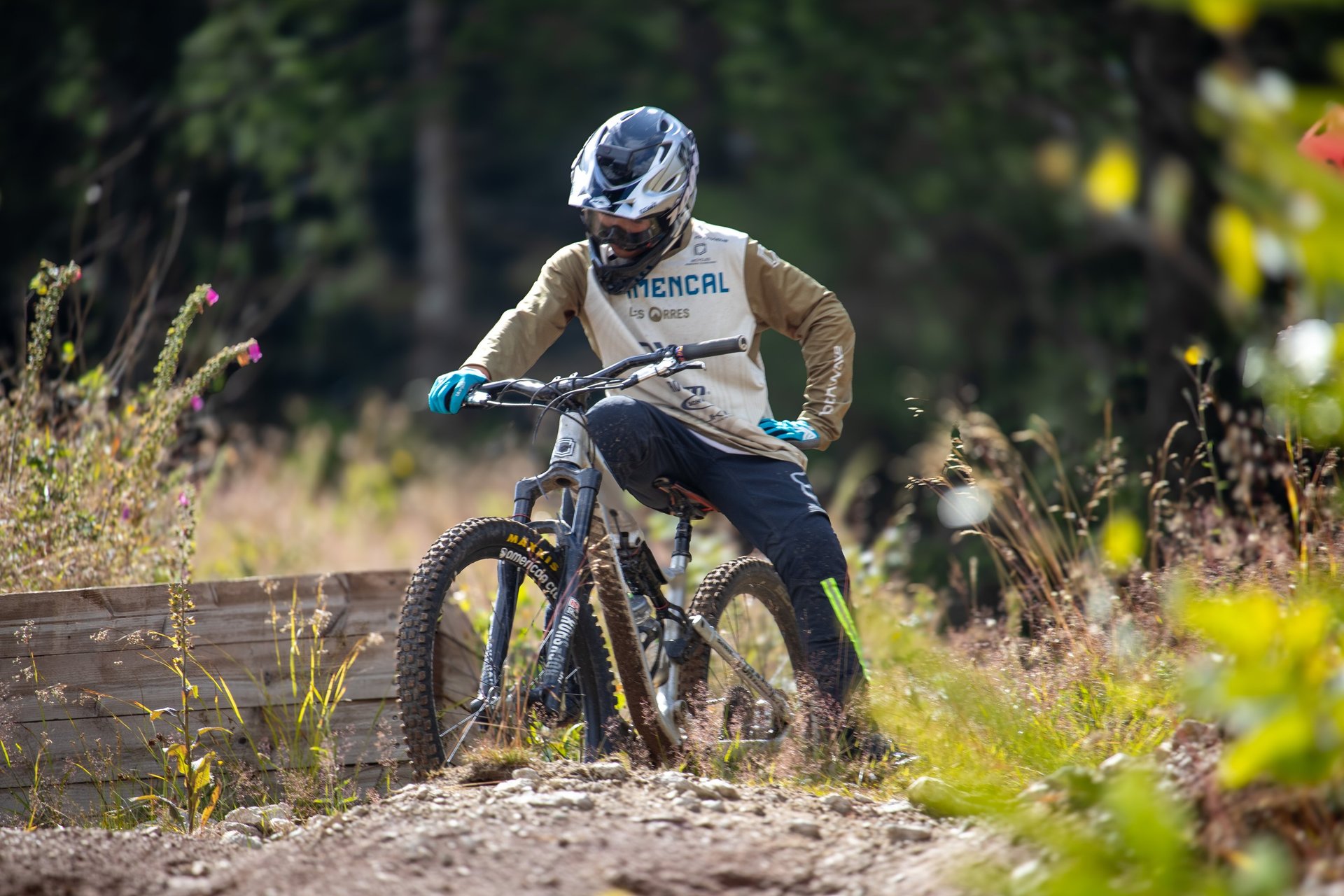 black and white bed linen