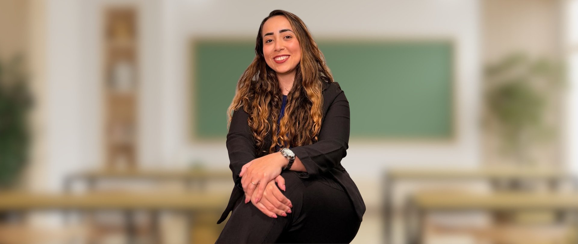 Retrato profissional de Julie Granata, especialista em Neuropsicopedagogia e Terapia ABA.