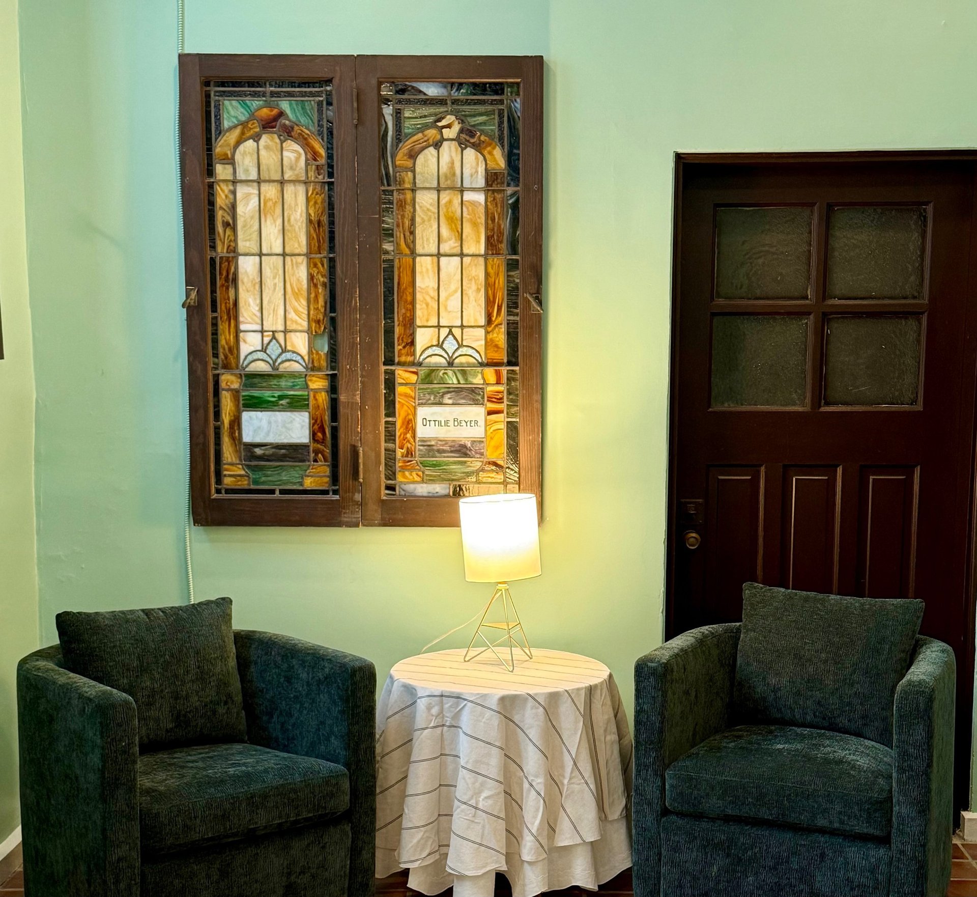 gray computer monitor