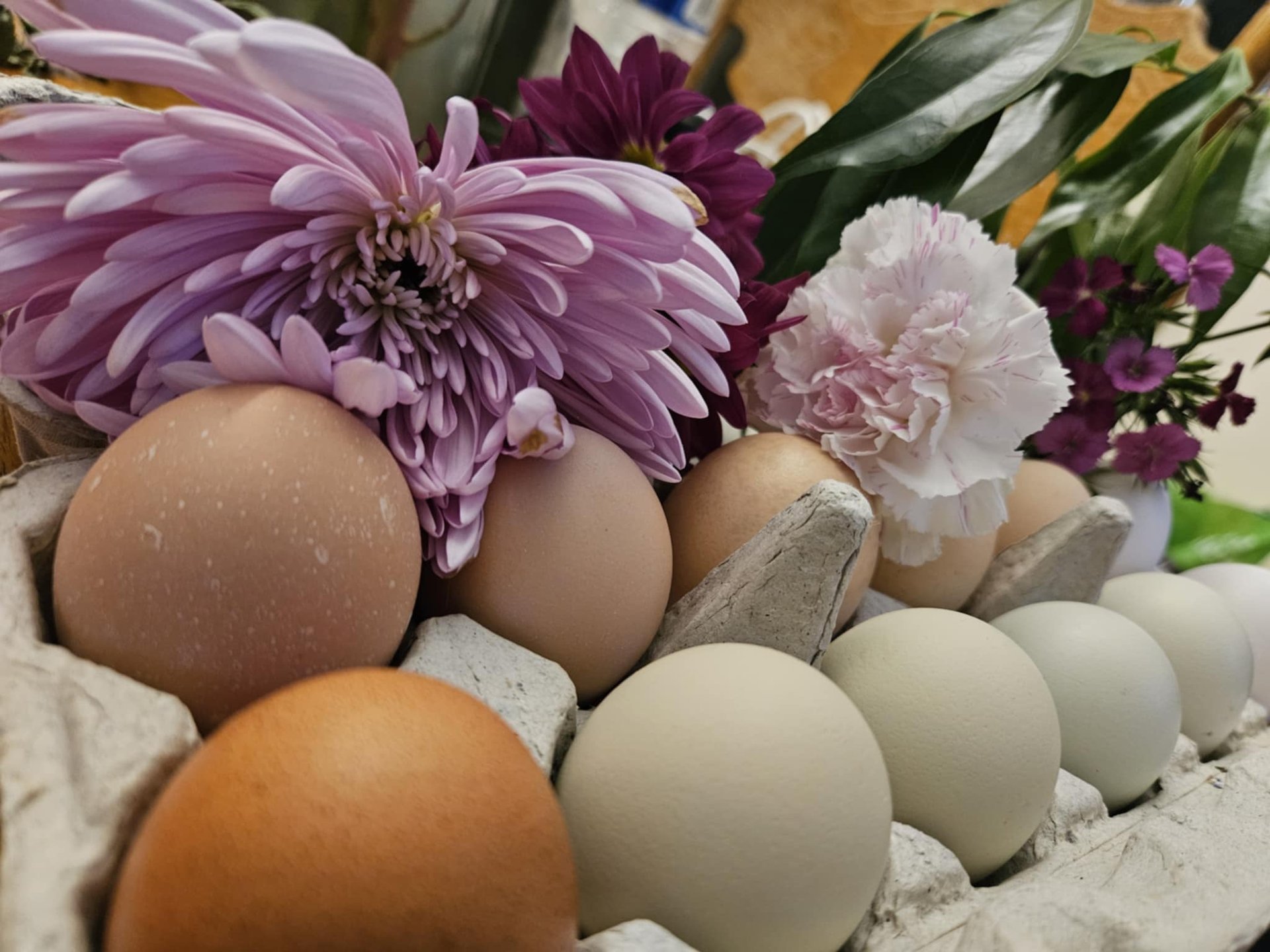 gray computer monitor