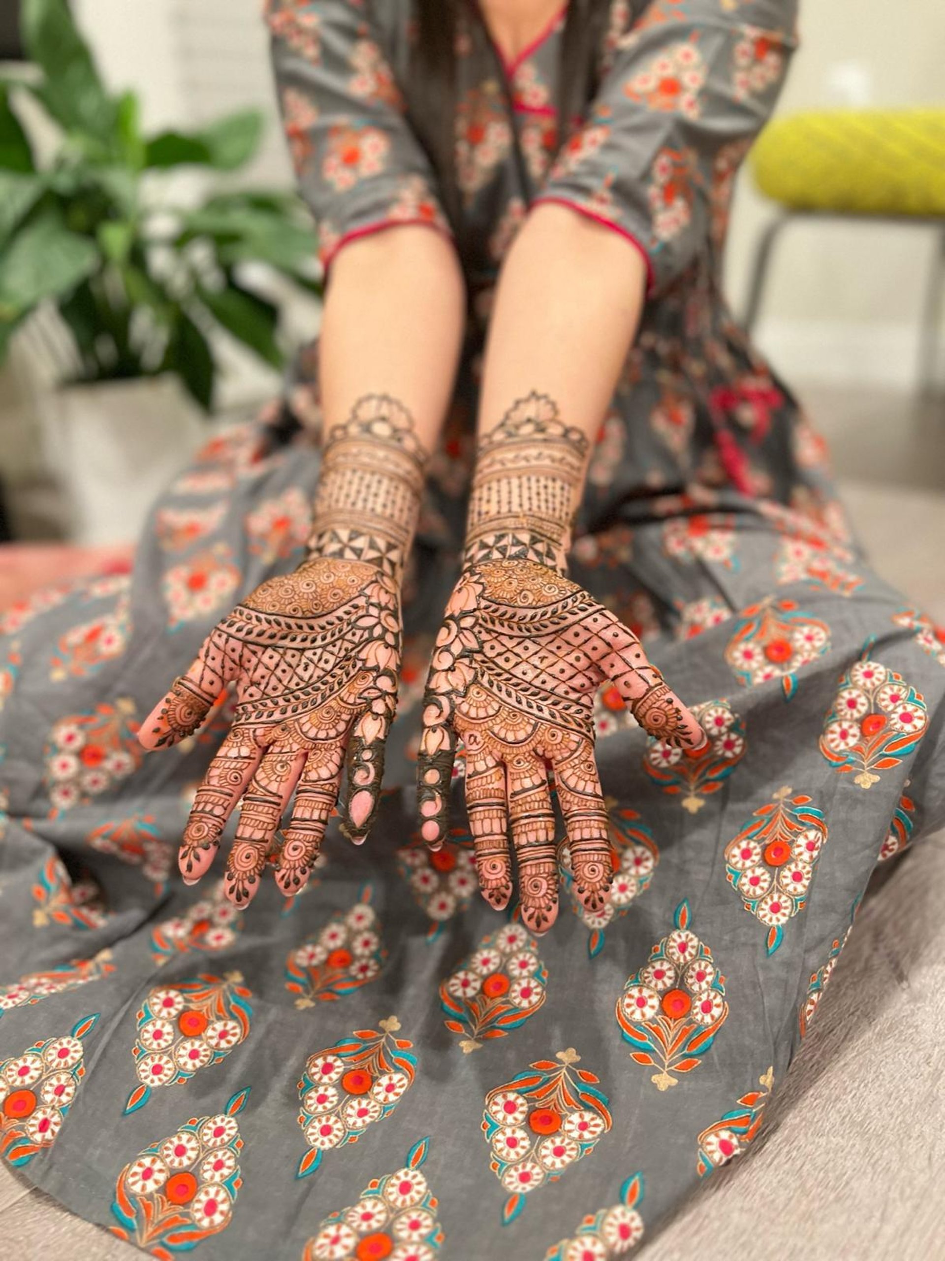 gray computer monitor