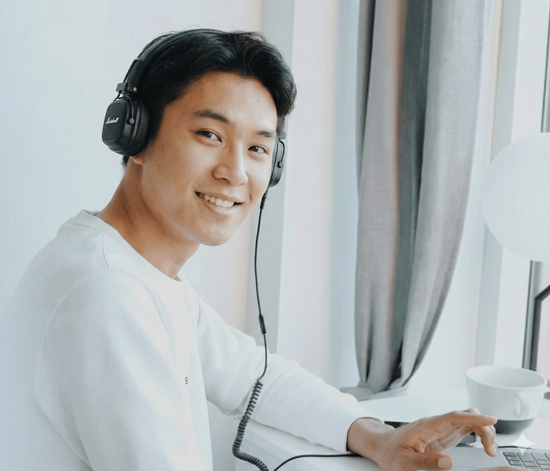 gray computer monitor