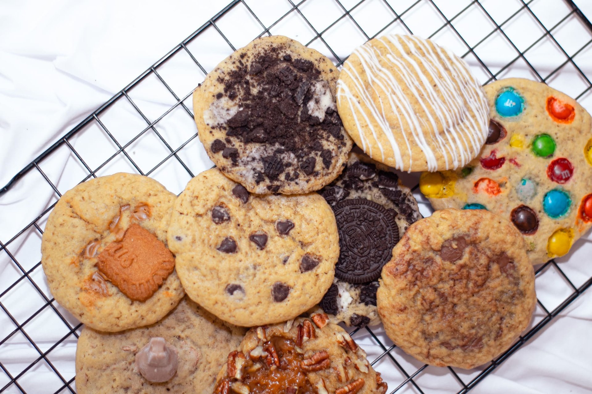 an abstract photo of a curved building with a blue sky in the background