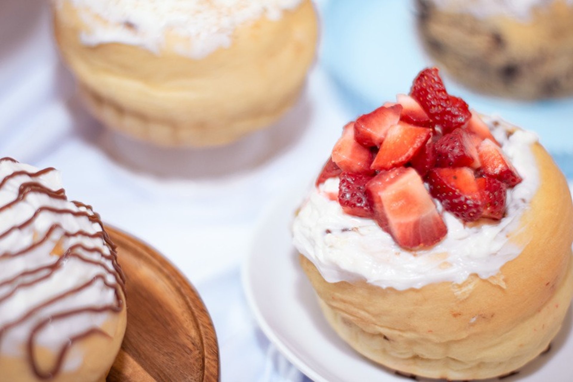 Rol de canela con glaseado y fresas.