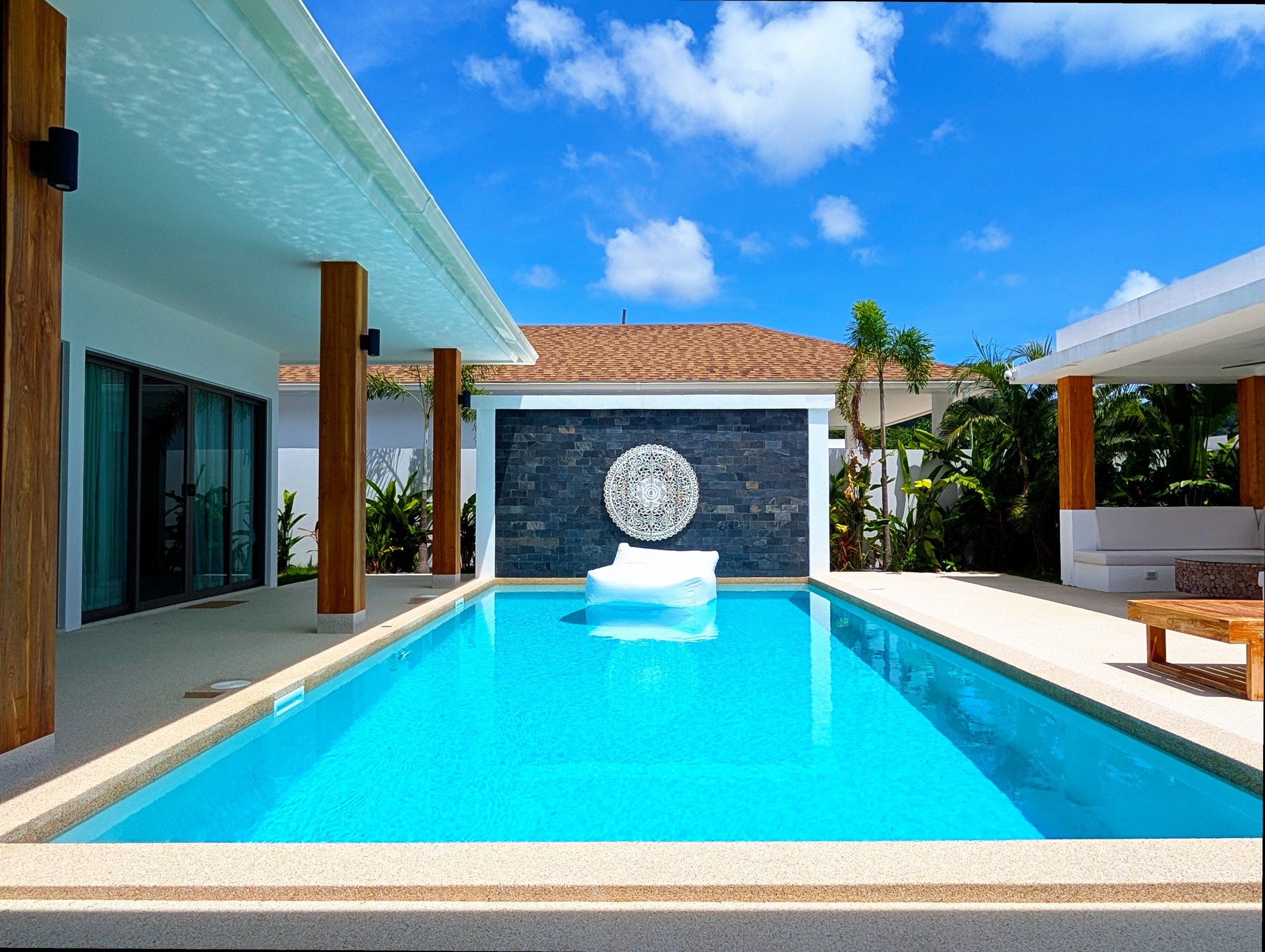 black and white bed linen