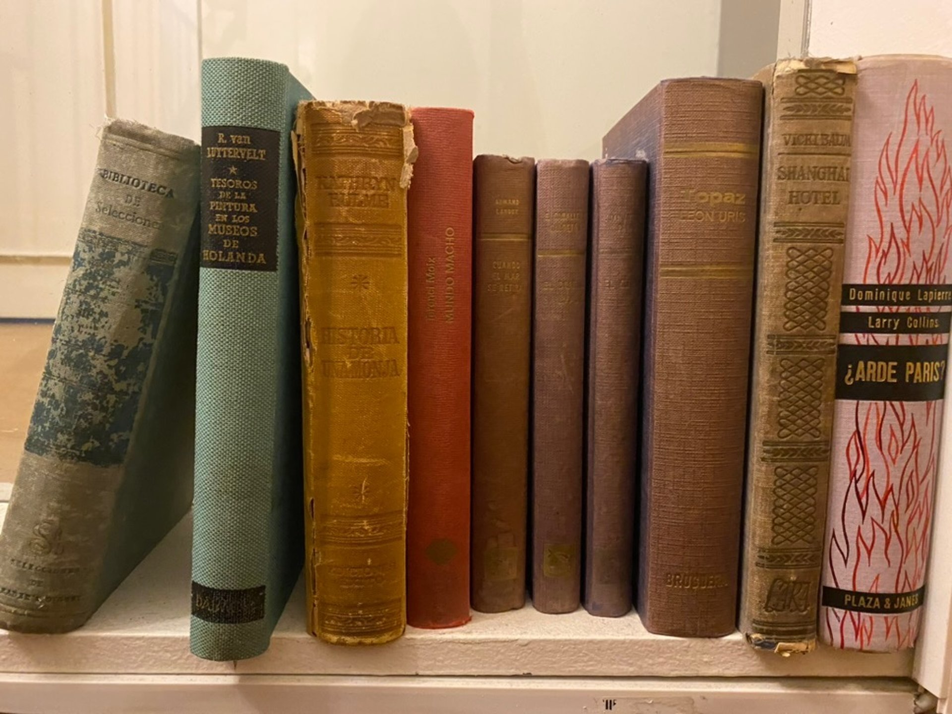 gray computer monitor