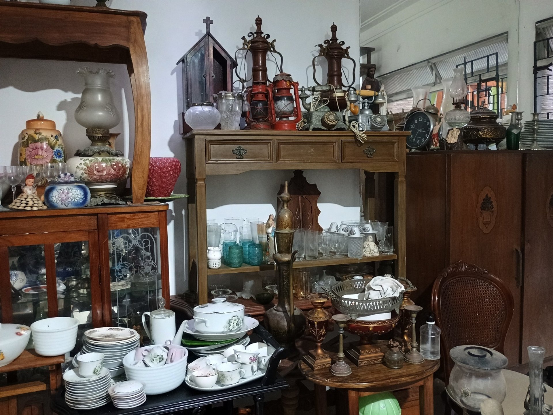 gray computer monitor