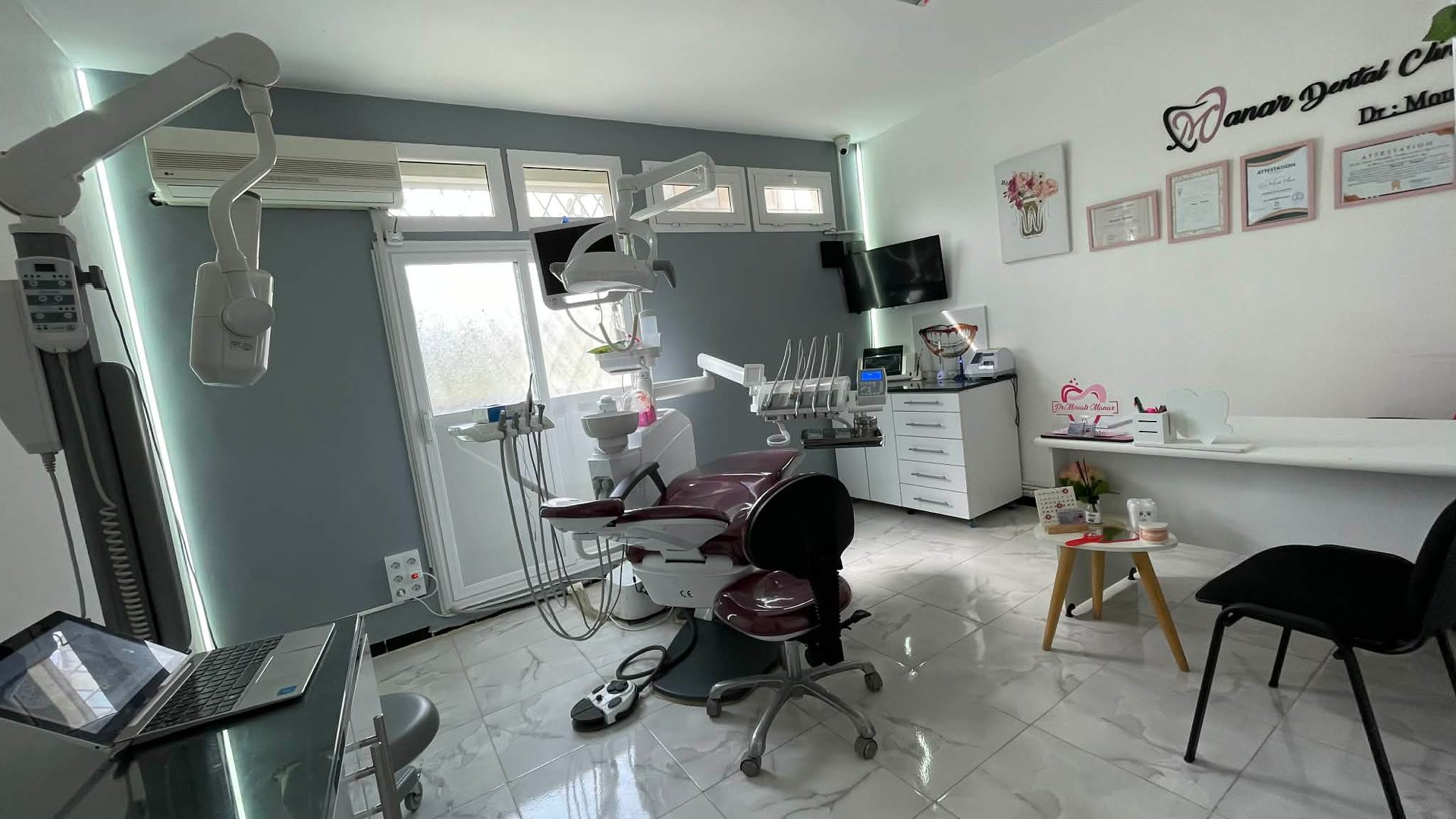 gray computer monitor