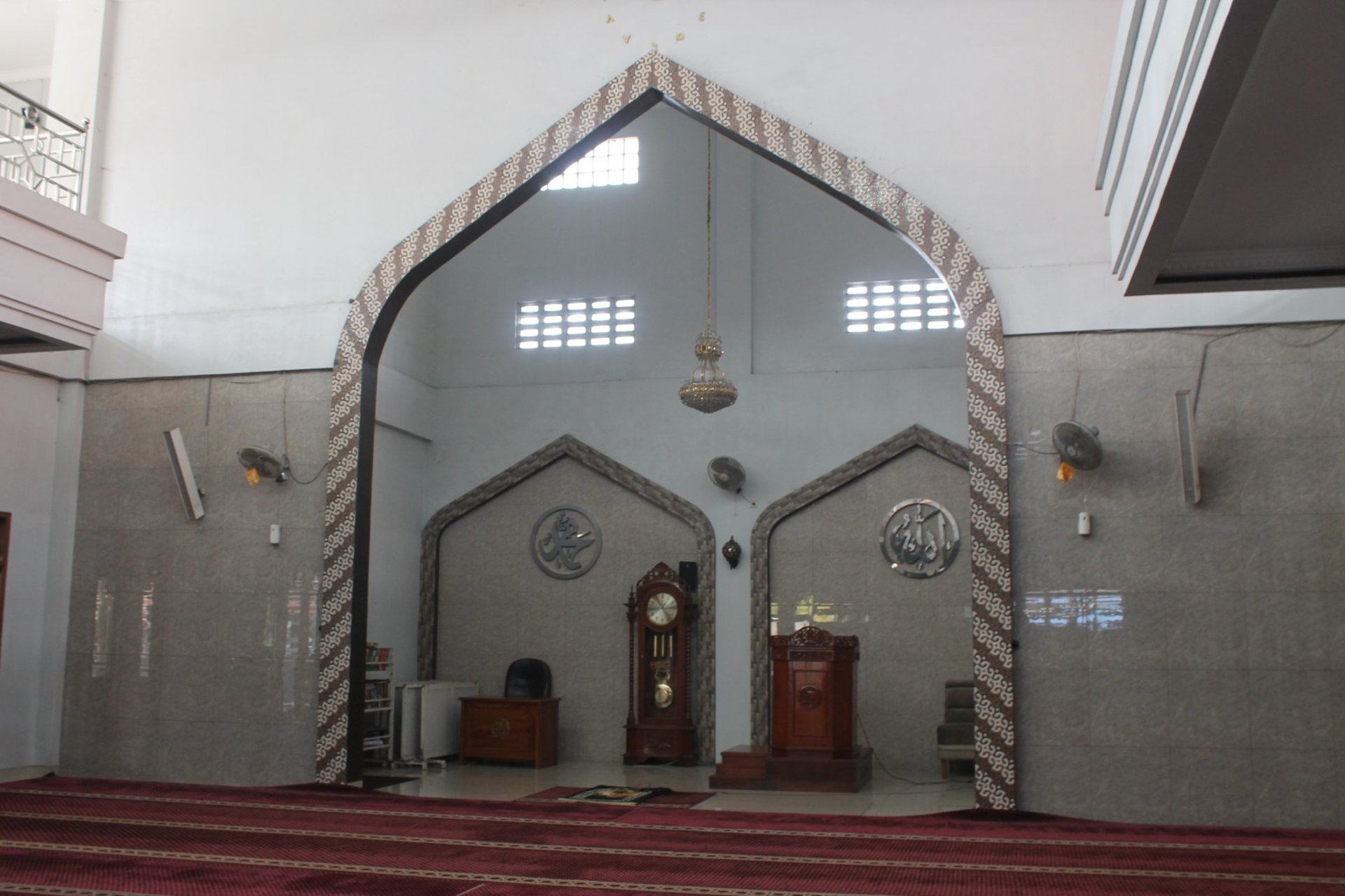 gray computer monitor