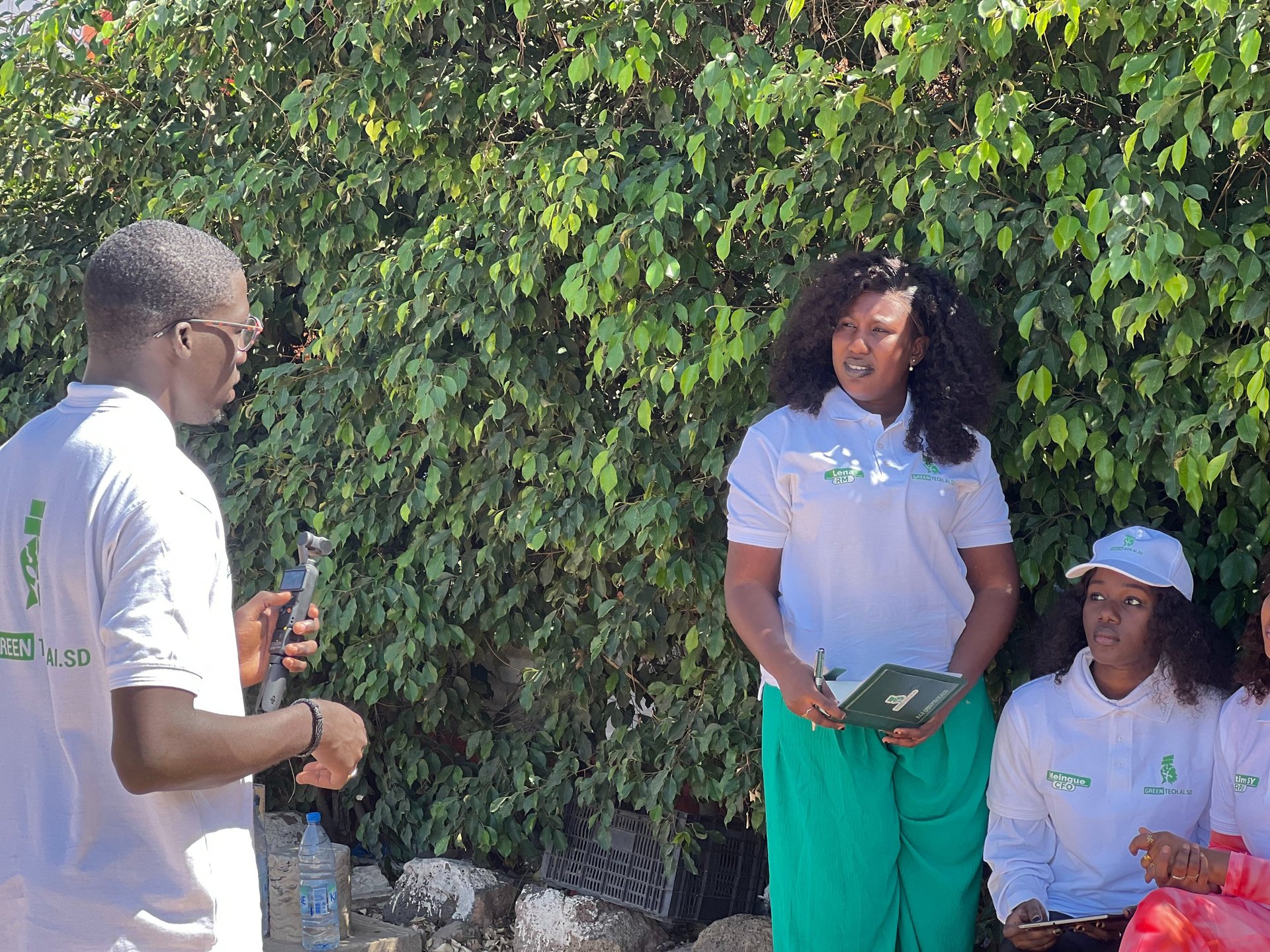 Hand holding up a lightbulb.