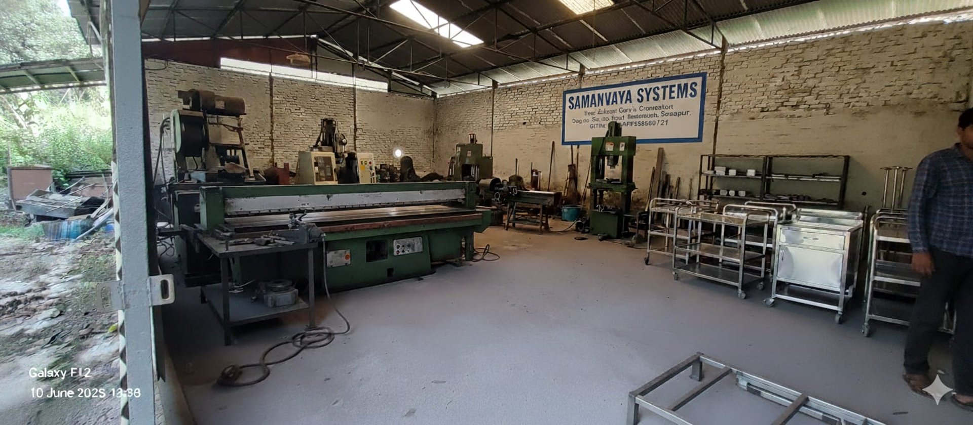 gray computer monitor