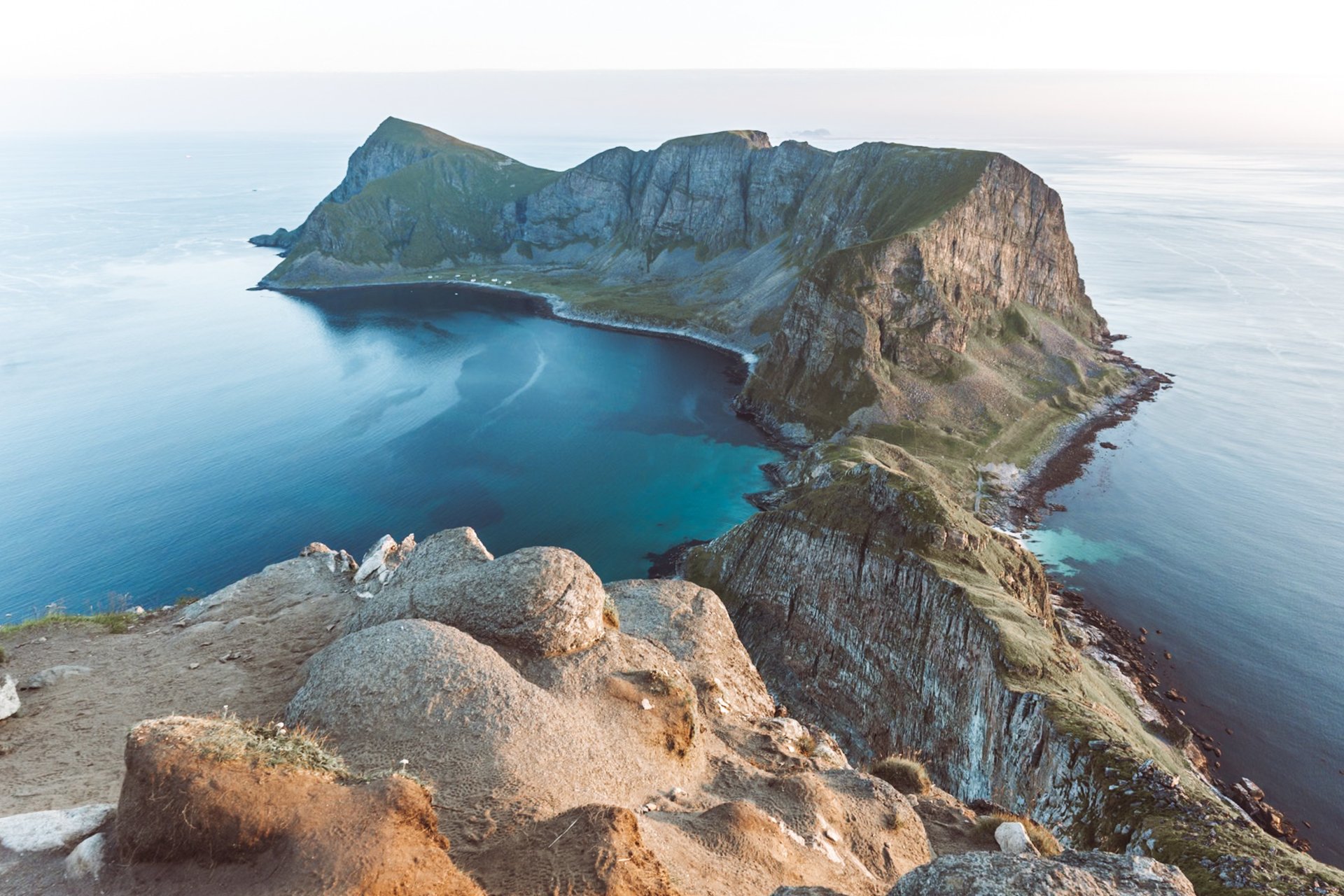 gray computer monitor