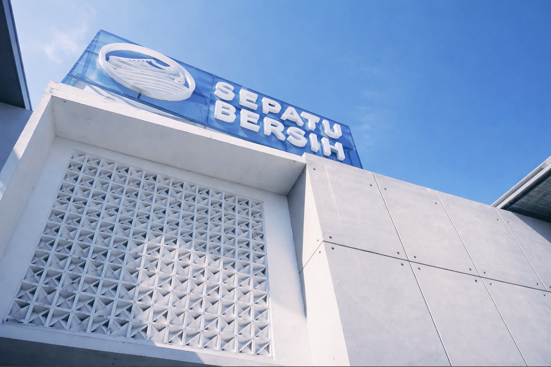 black and white bed linen