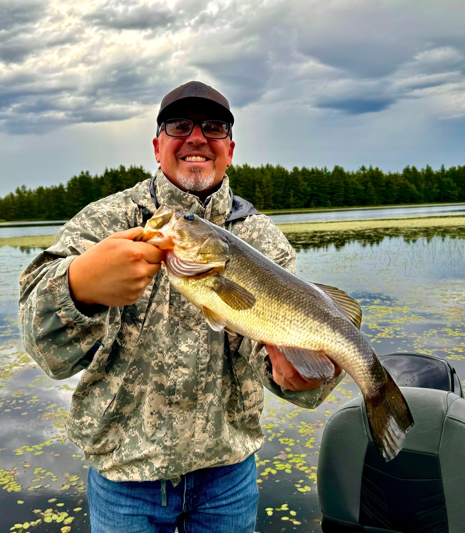 gray computer monitor