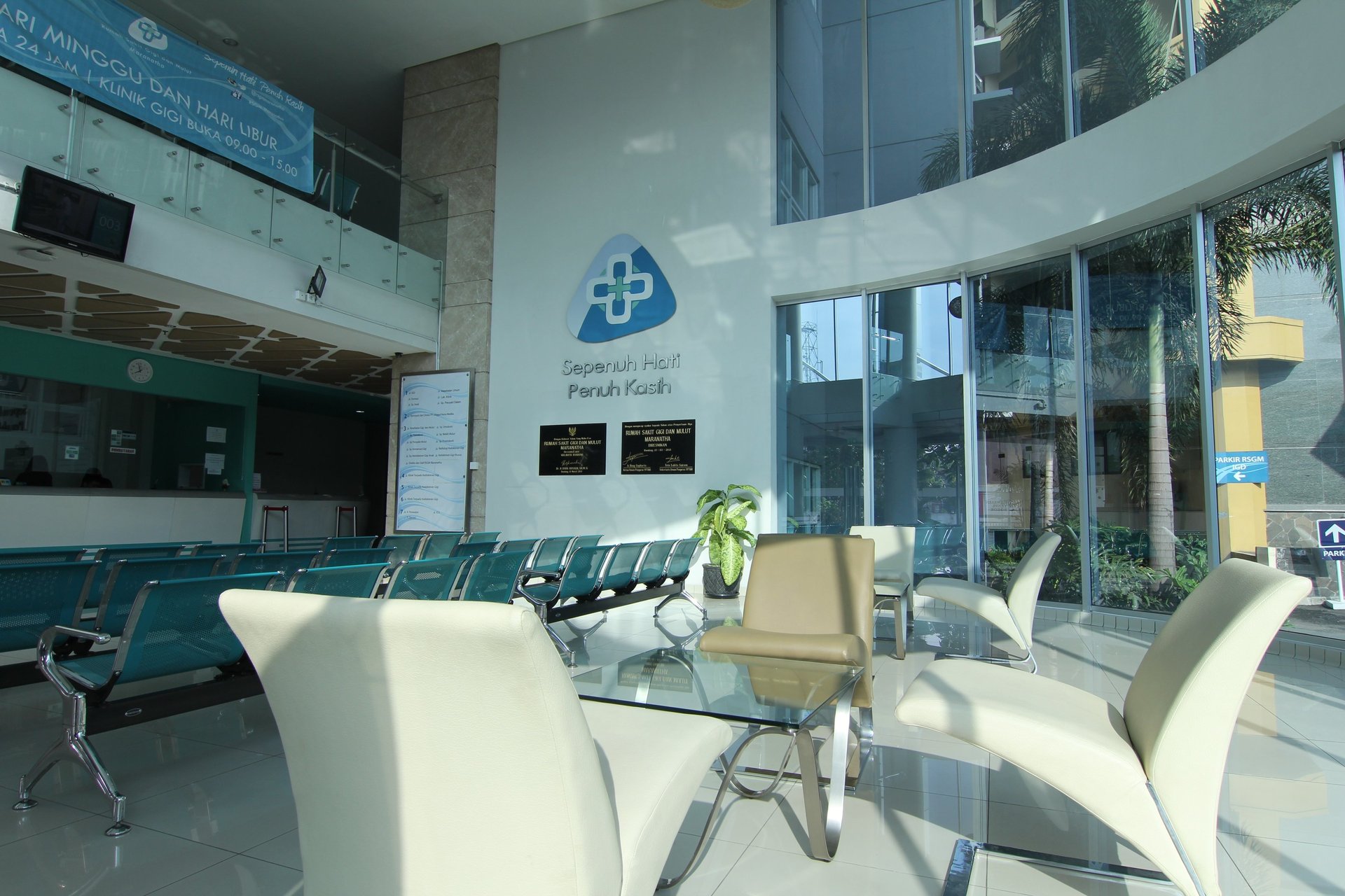 gray computer monitor