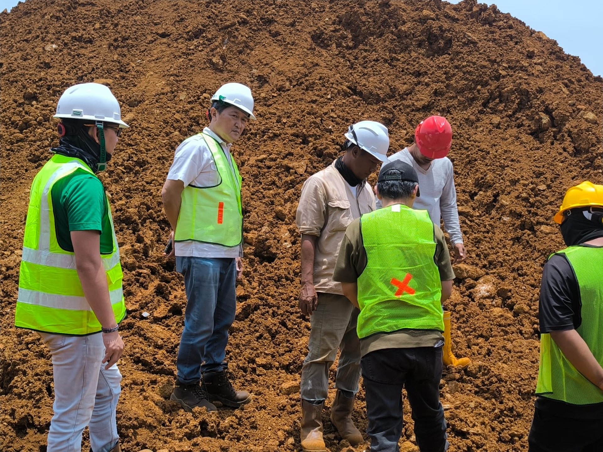 gray computer monitor