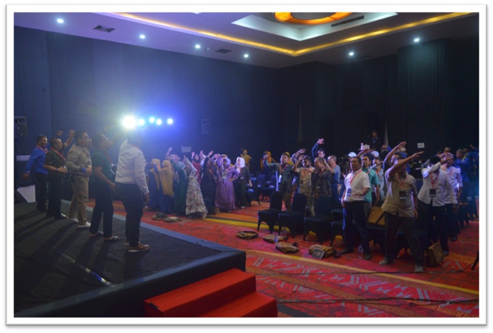 gray computer monitor