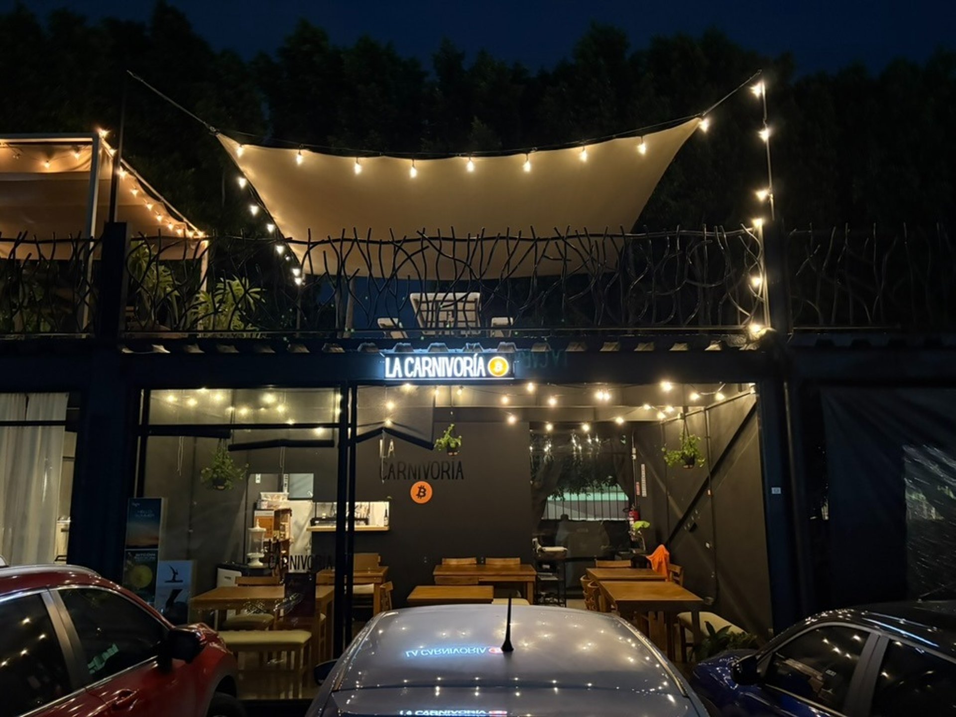 gray computer monitor