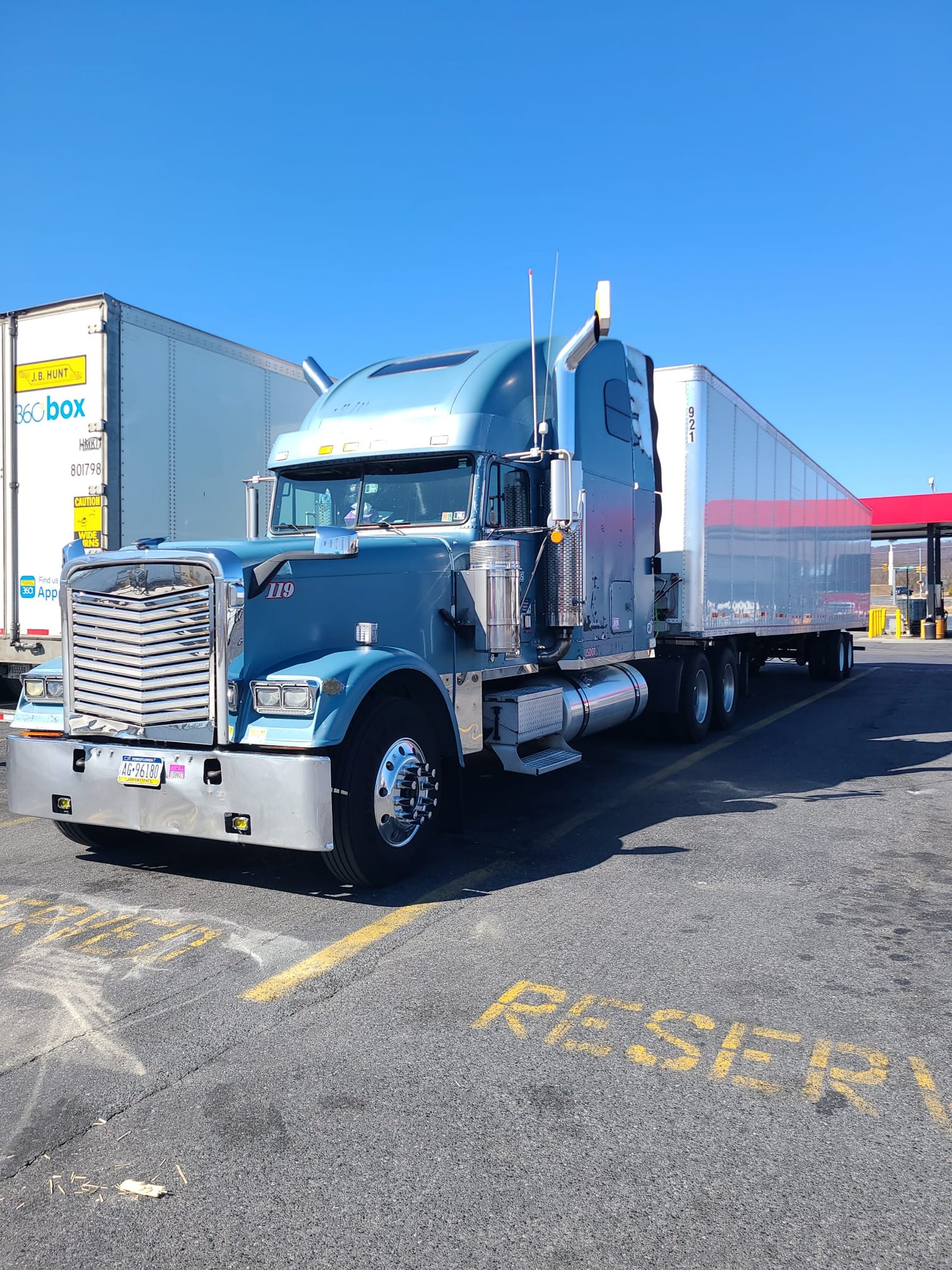 gray computer monitor