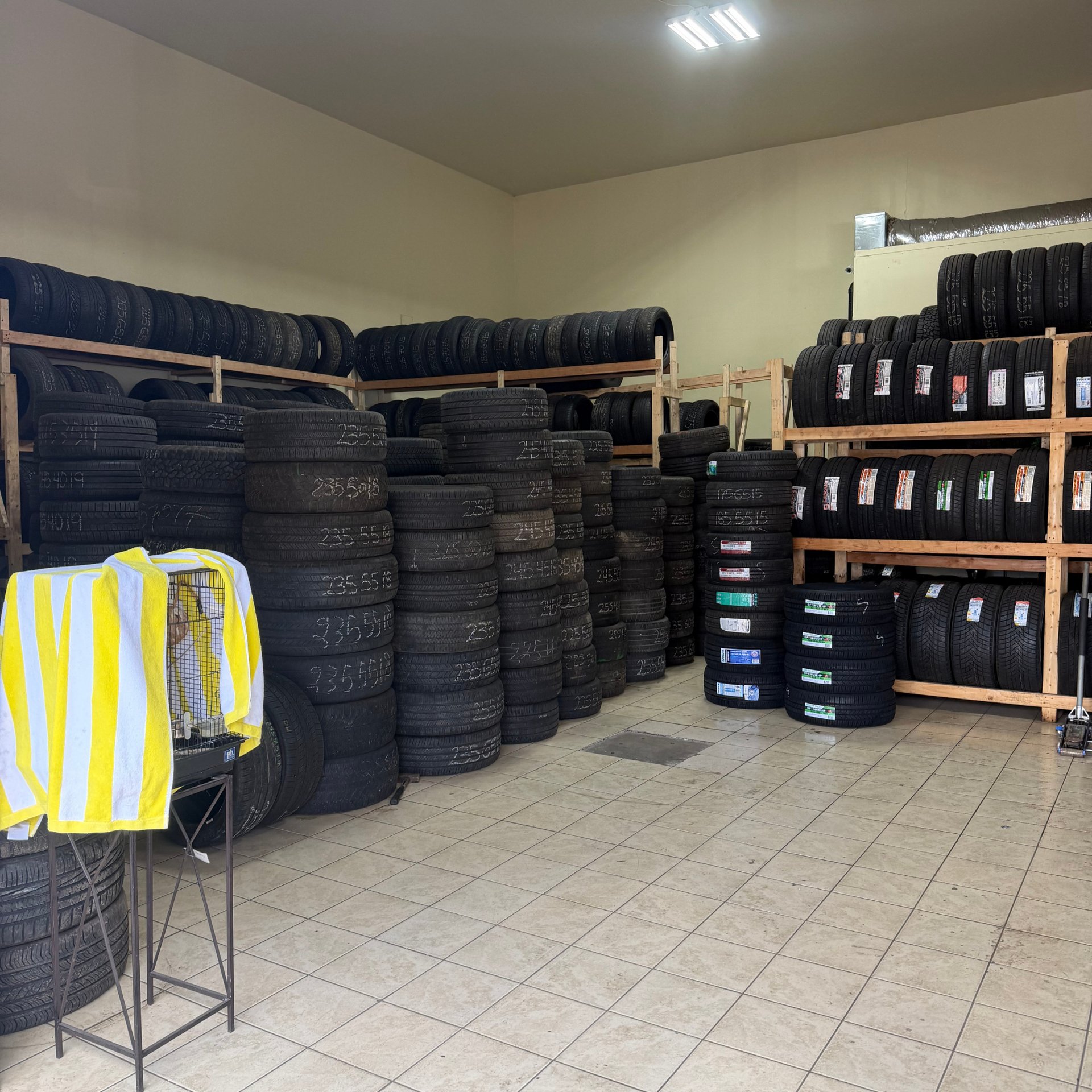 gray computer monitor