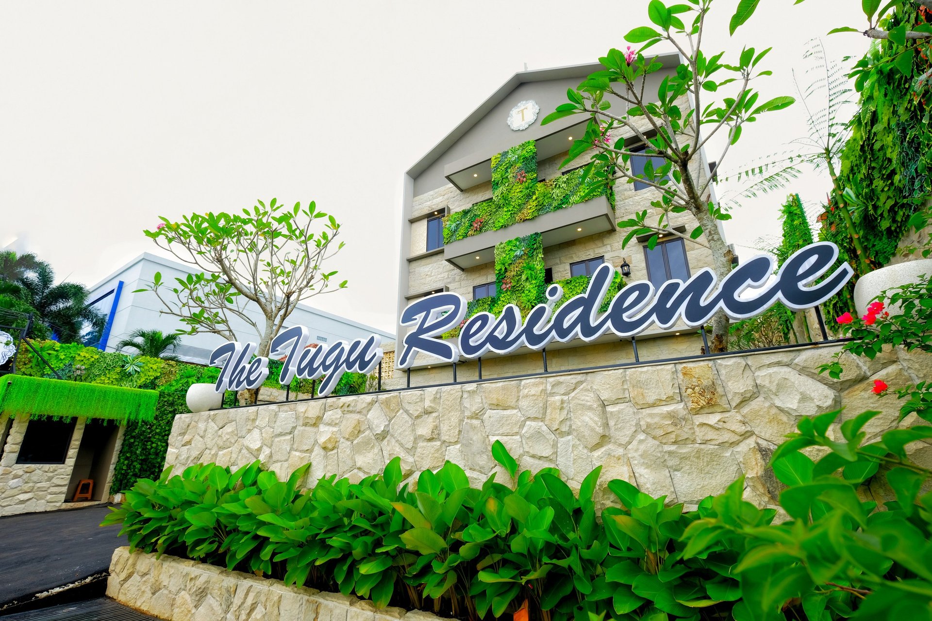 black and brown leather padded tub sofa