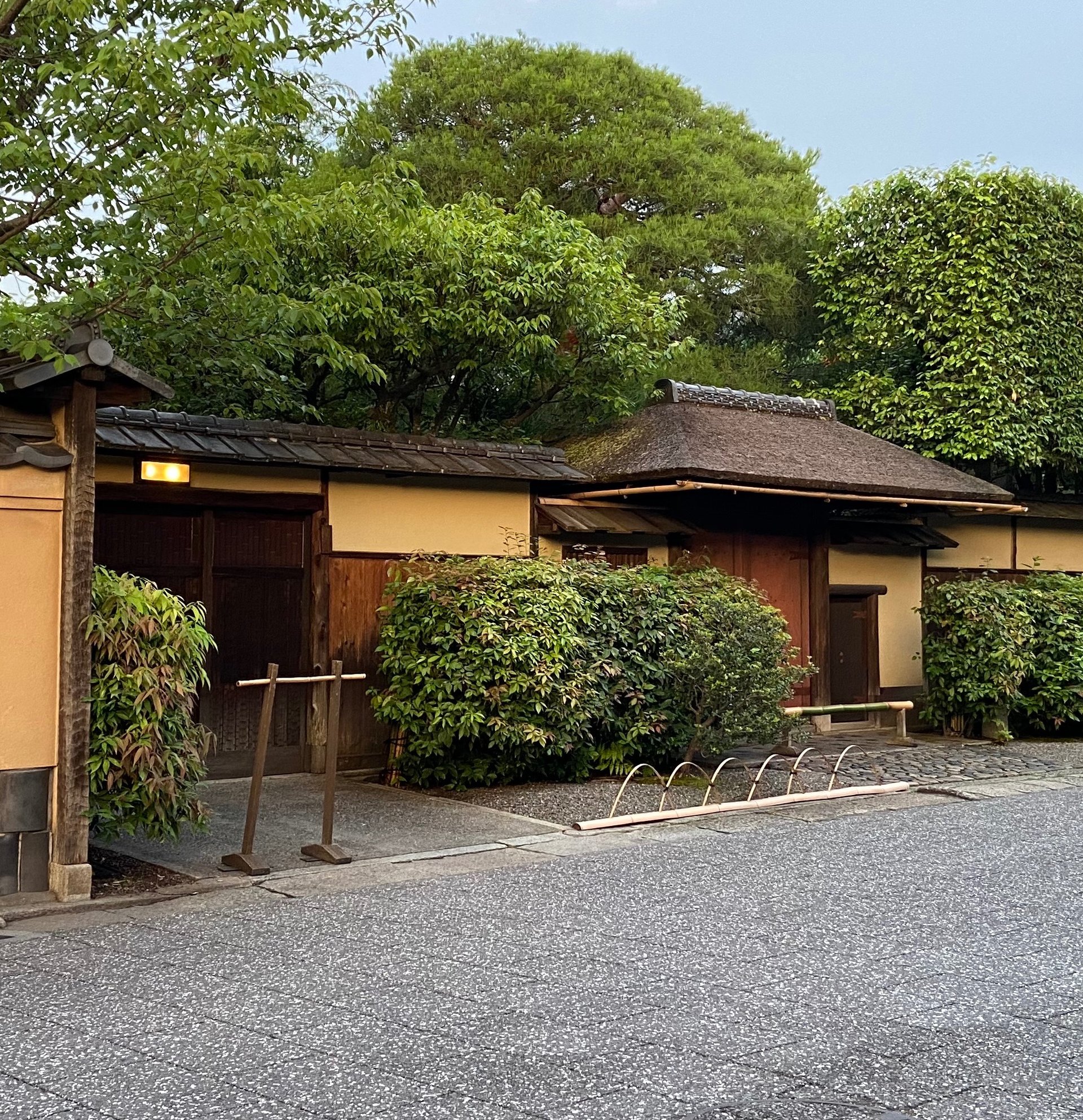 gray computer monitor