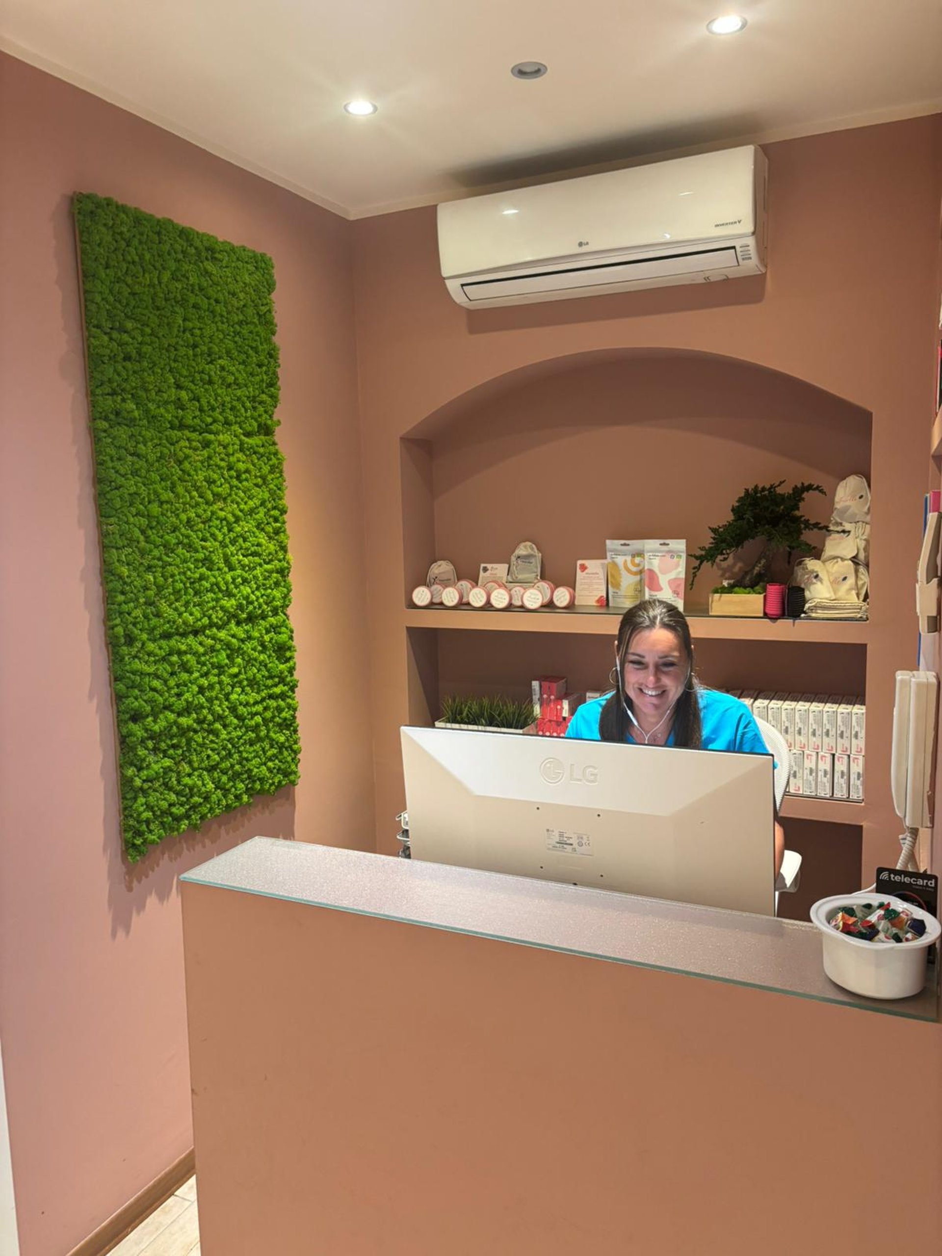 gray computer monitor