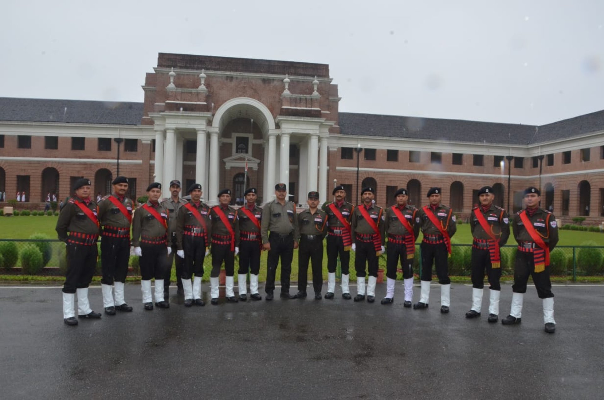 gray computer monitor