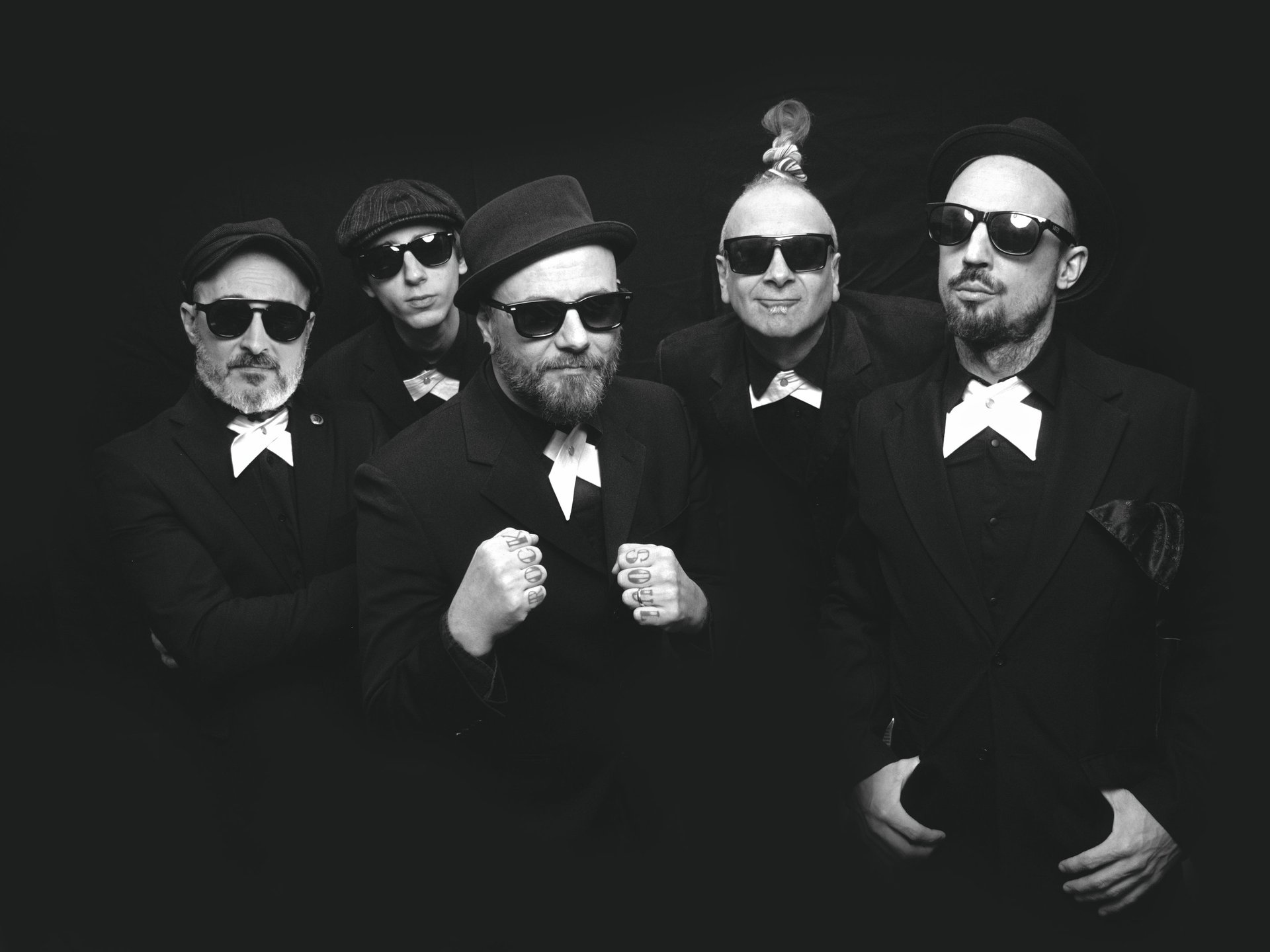 black and white bed linen