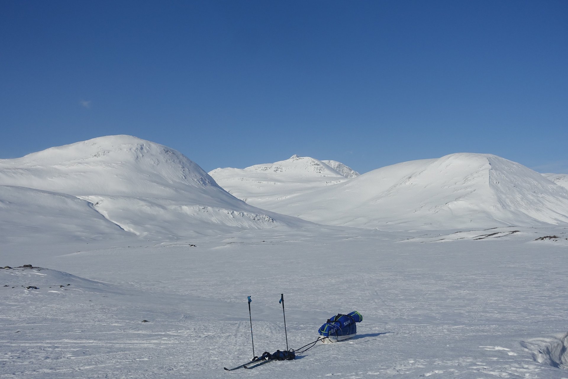 an abstract photo of a curved building with a blue sky in the background