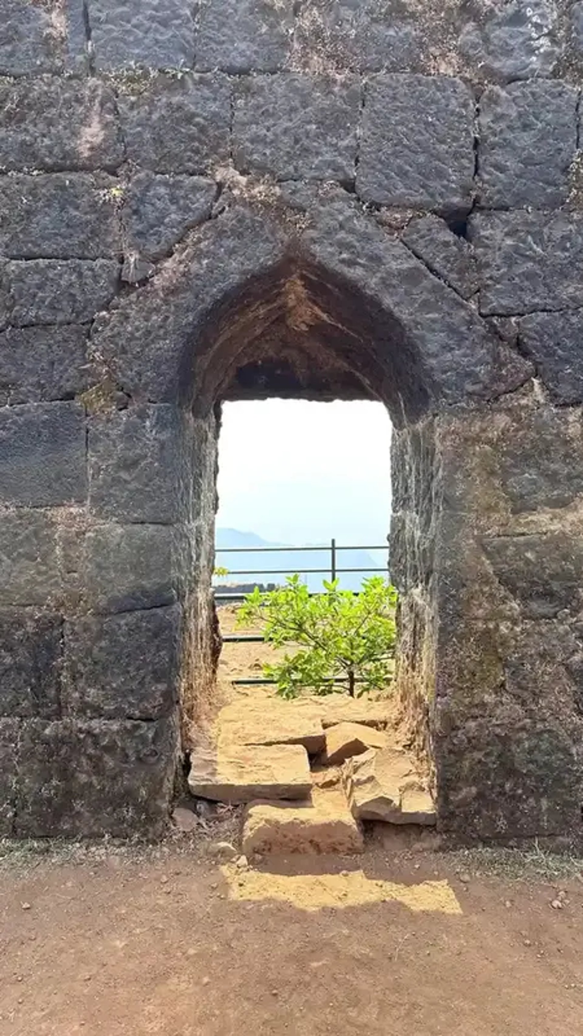 raigad-fort-stone-archway-arabian-sea-view-maharashtra
