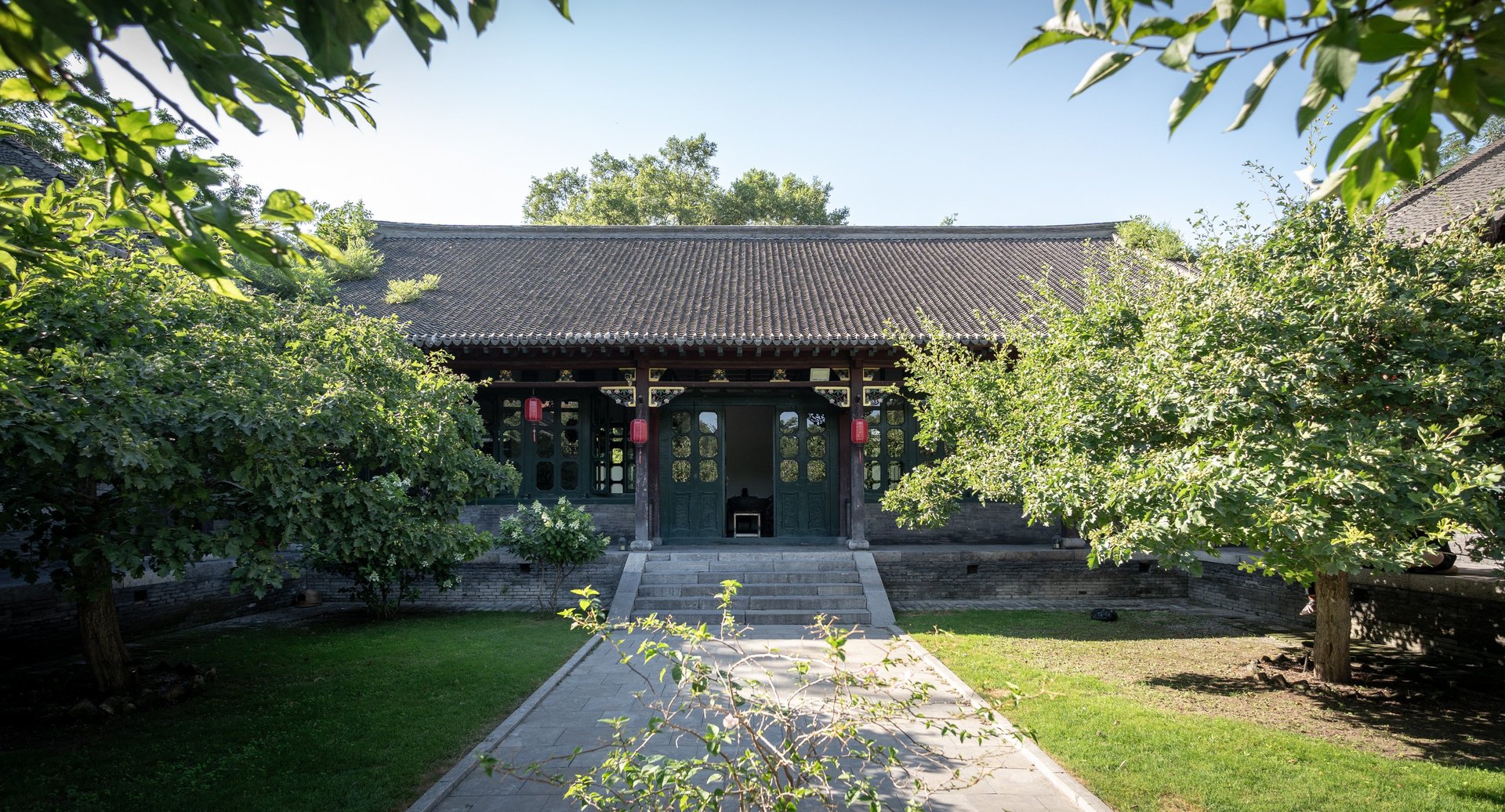 black and white bed linen