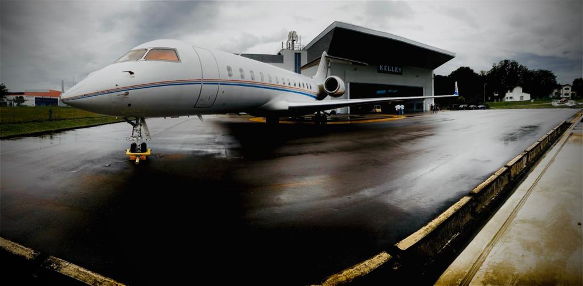 gray computer monitor