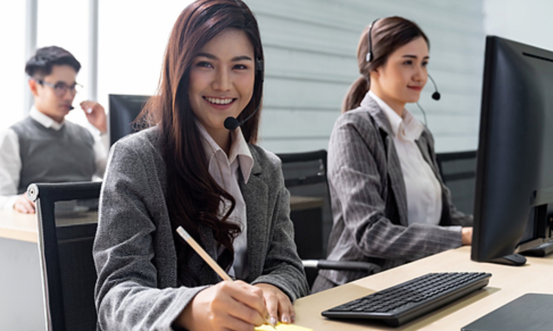 gray computer monitor